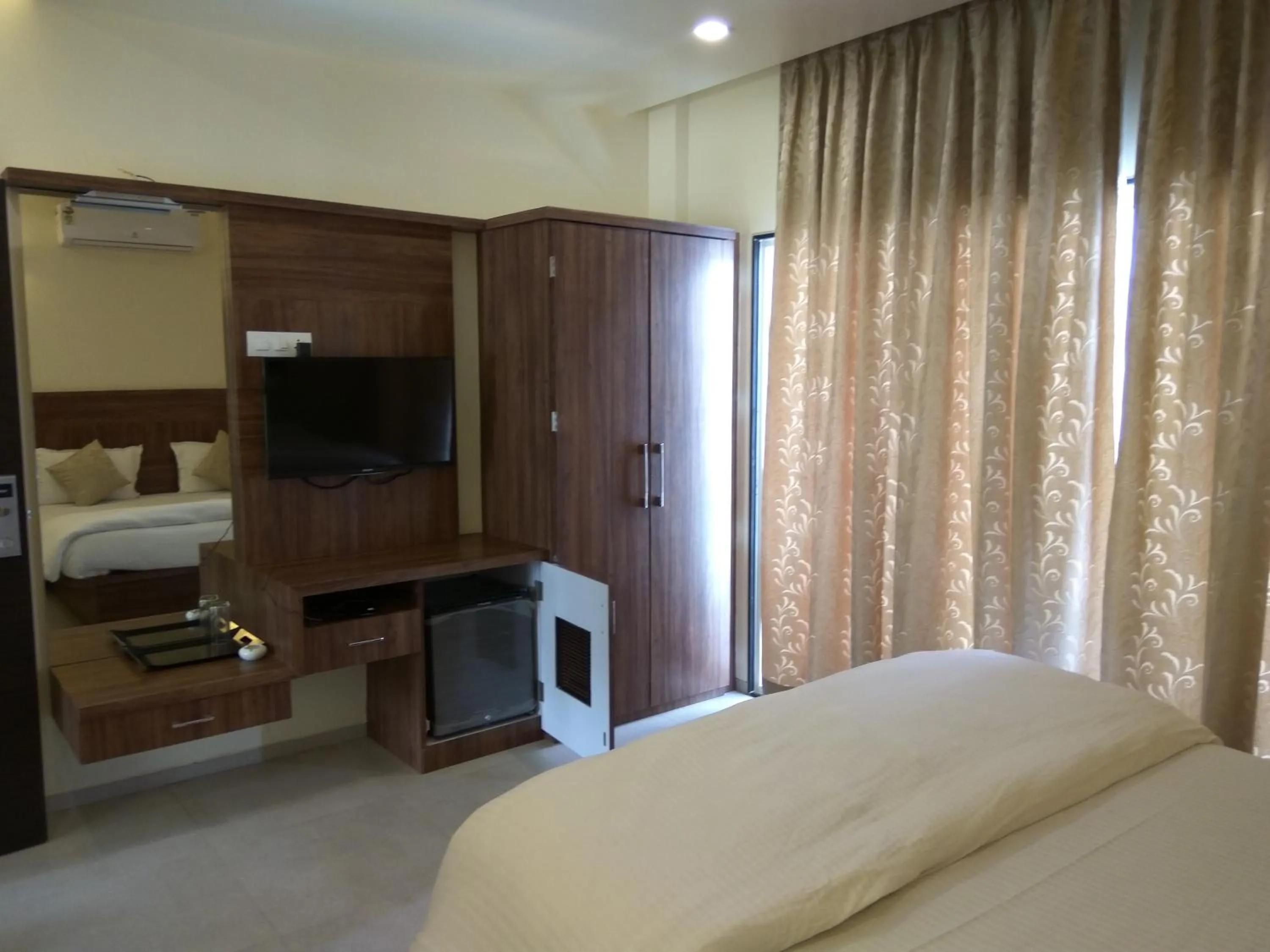 Photo of the whole room, Bed in Manasi Pride