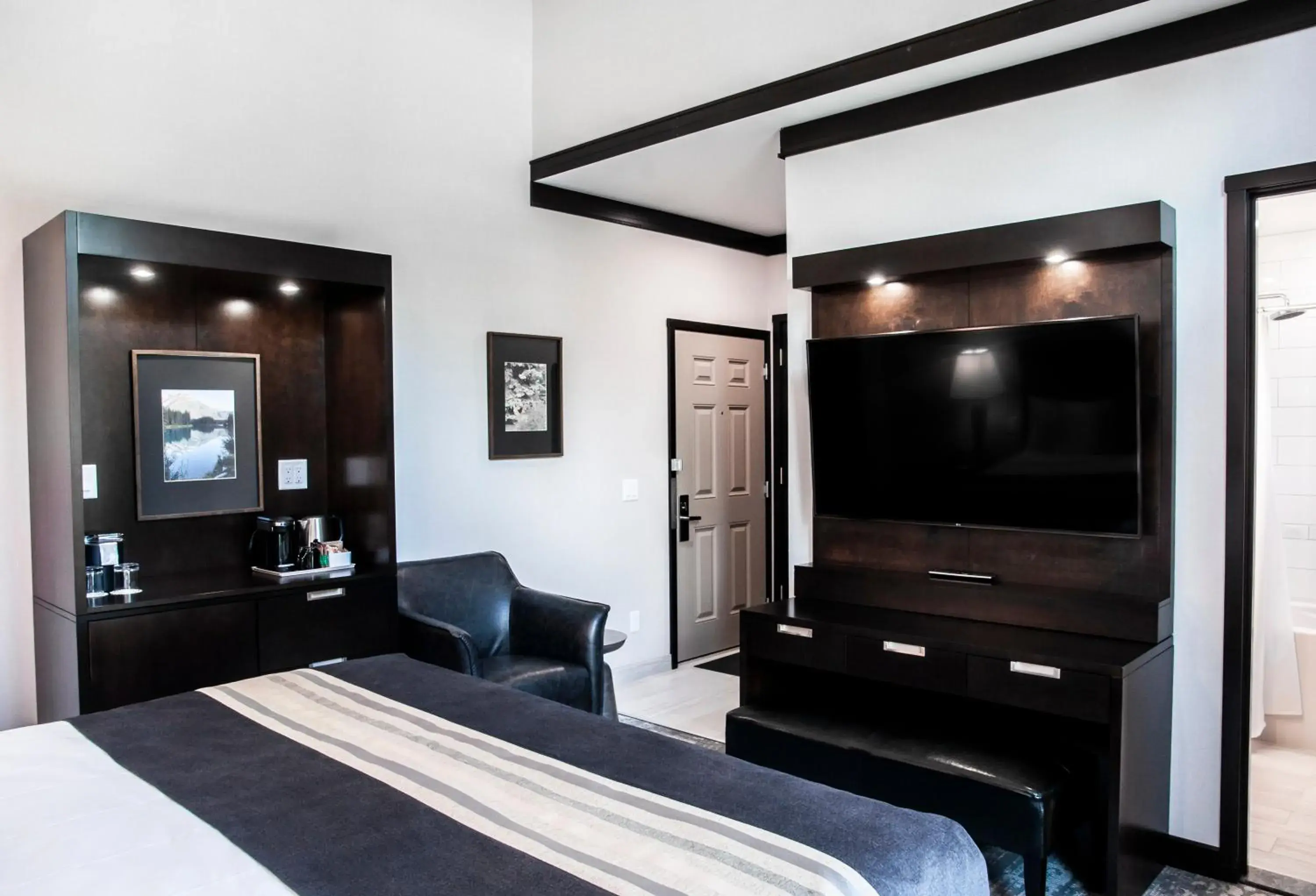 Deluxe Mountain View One King Bed in Charltons Banff Deluxe Mountain View One King Bed in Charltons Banff