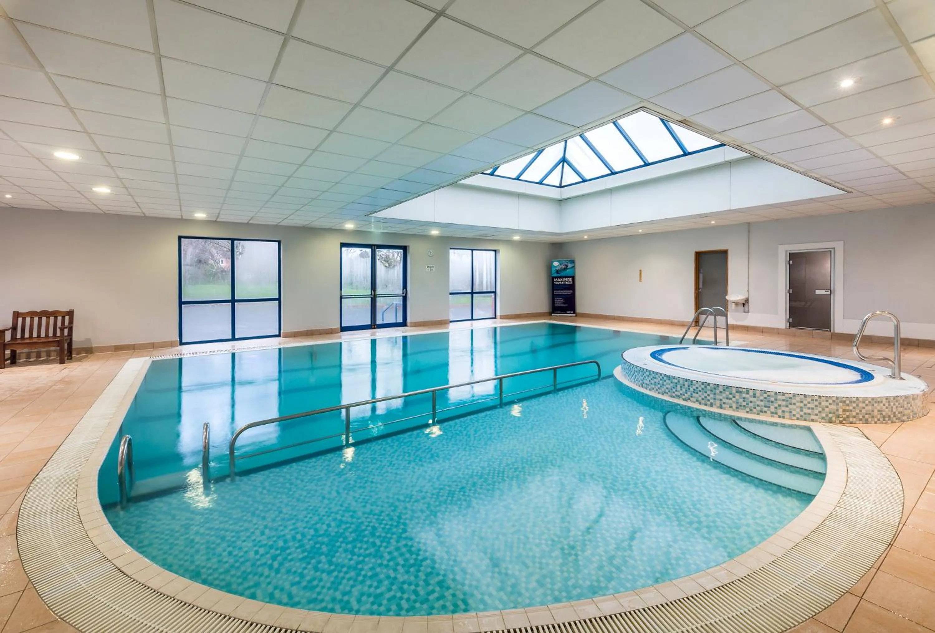 Swimming pool in Mercure Birmingham West Hotel