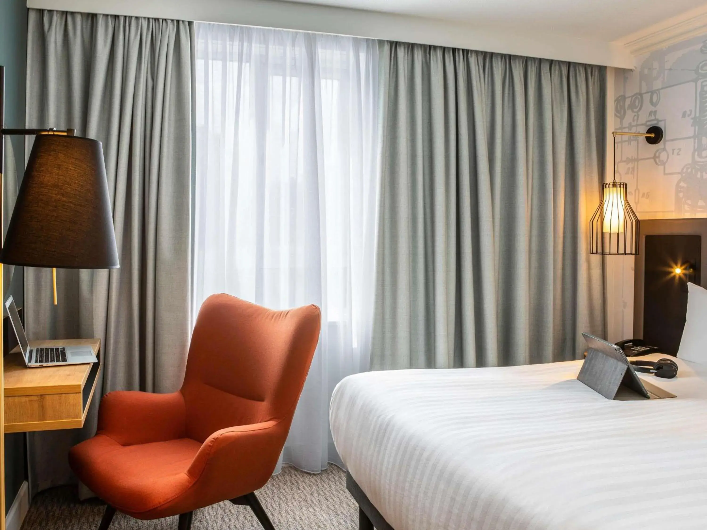 Bedroom, Bed in Mercure Birmingham West Hotel Bedroom, Bed in Mercure Birmingham West Hotel