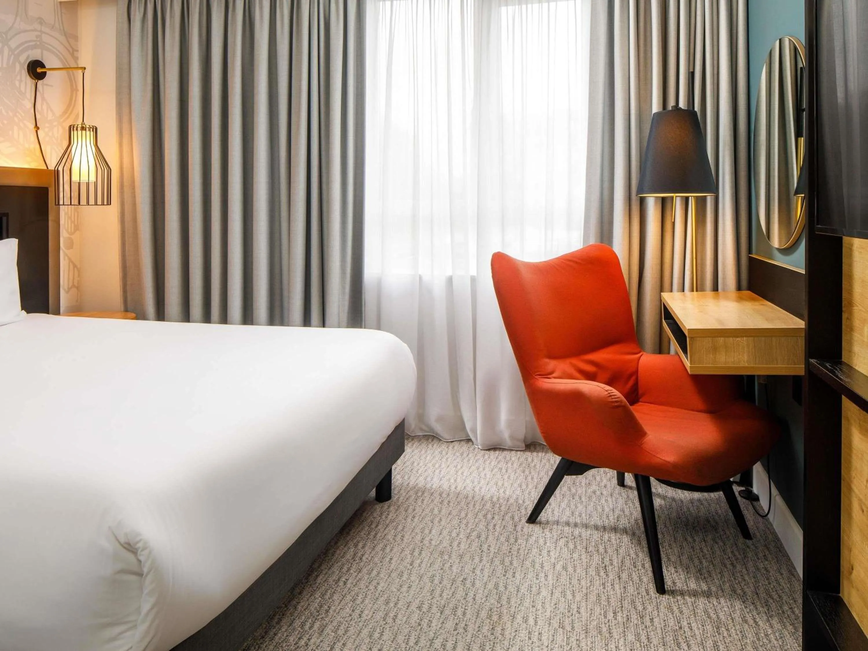 Bedroom, Bed in Mercure Birmingham West Hotel