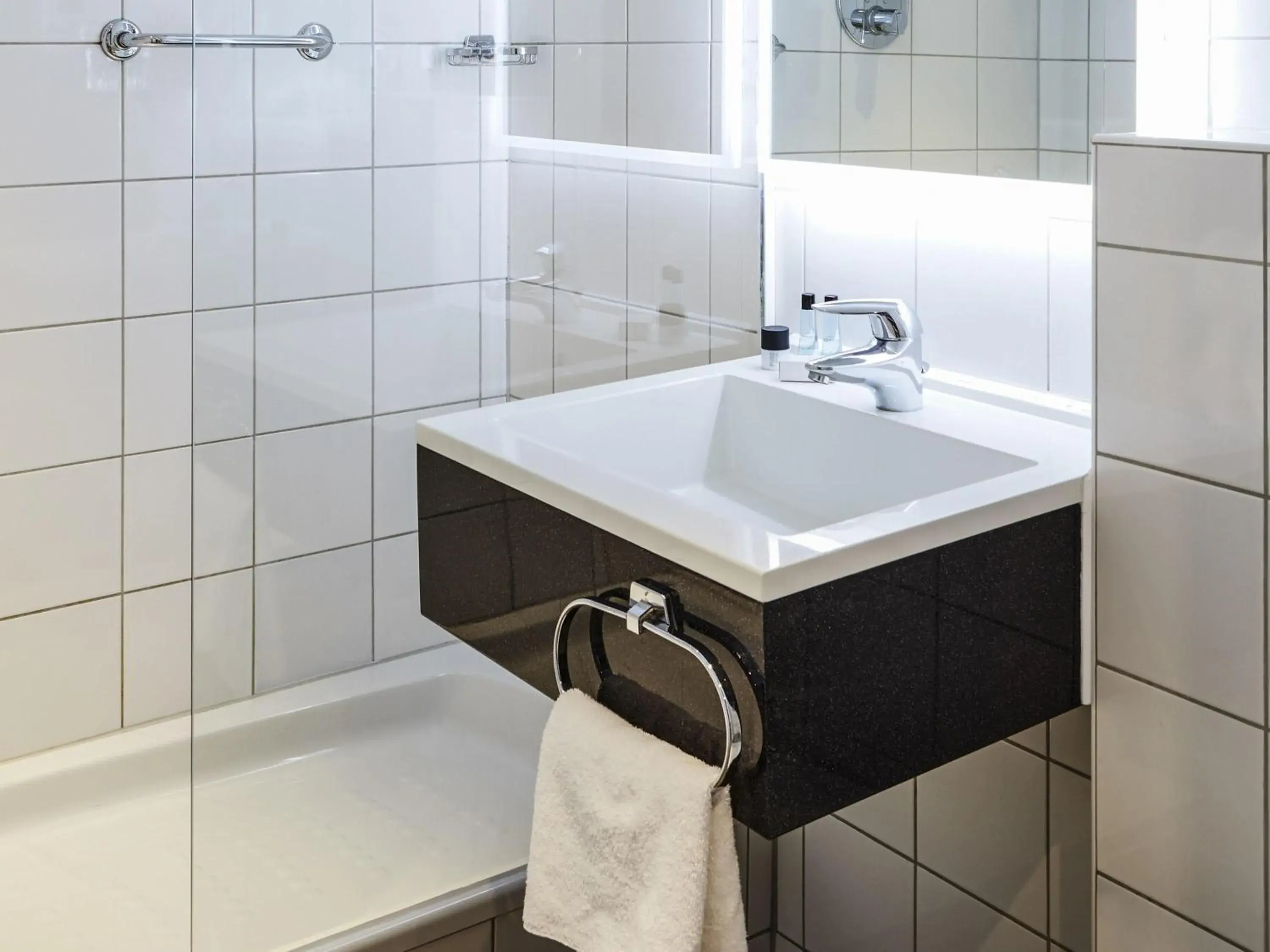 Bedroom in Mercure Birmingham West Hotel Bedroom in Mercure Birmingham West Hotel