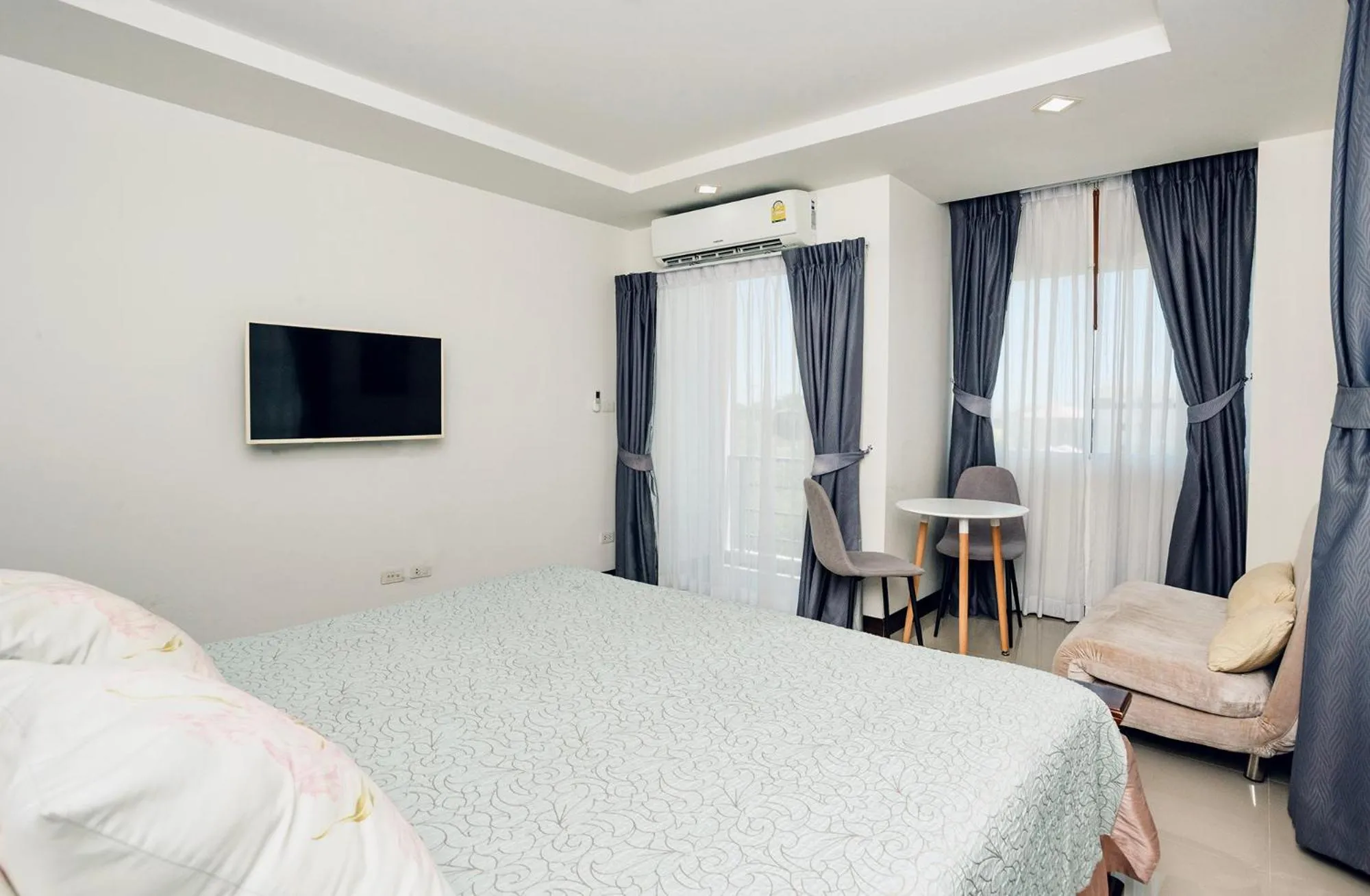 Bed in Beach 7 Condo