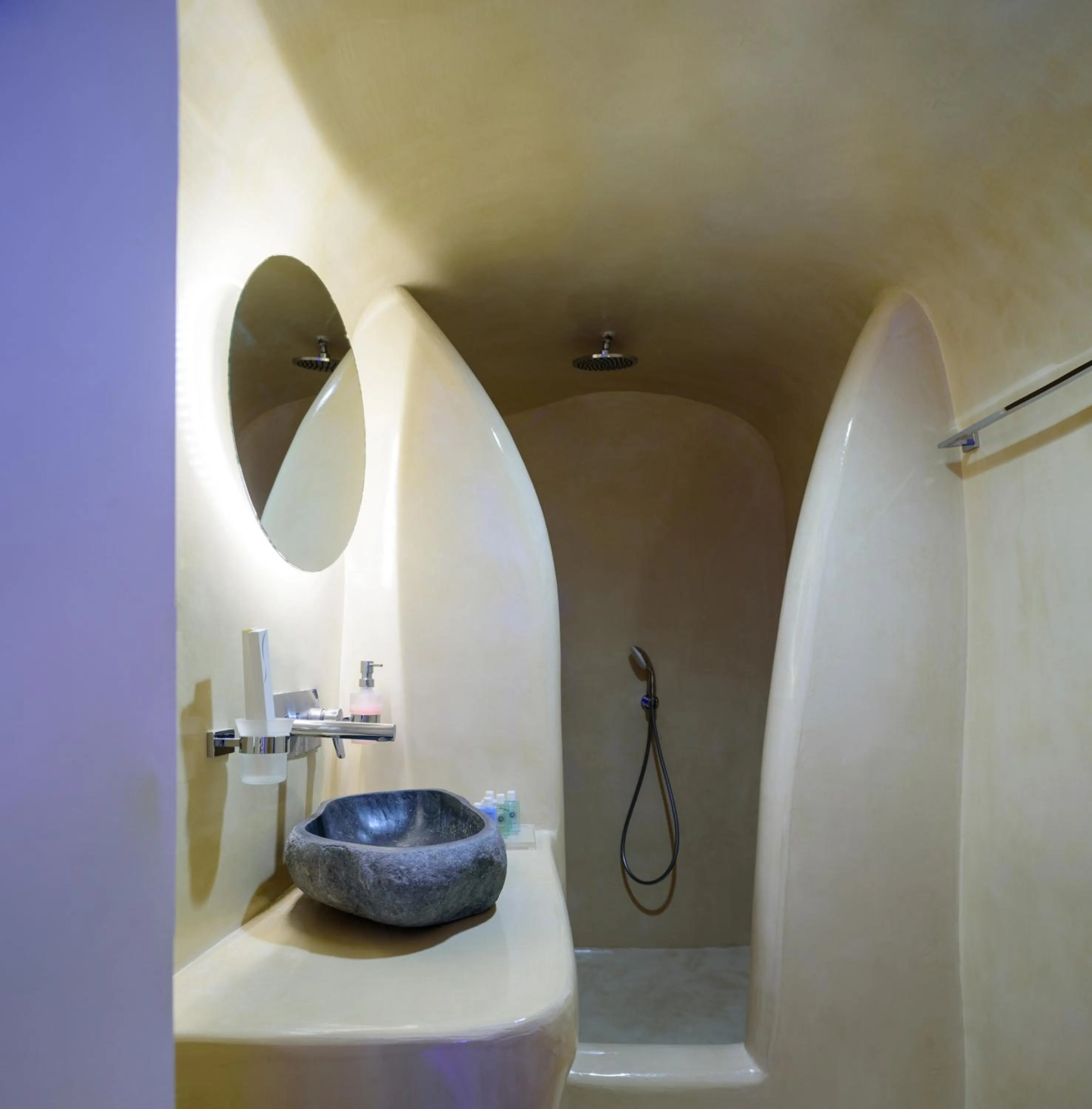 Shower in Abyssanto Suites and Spa