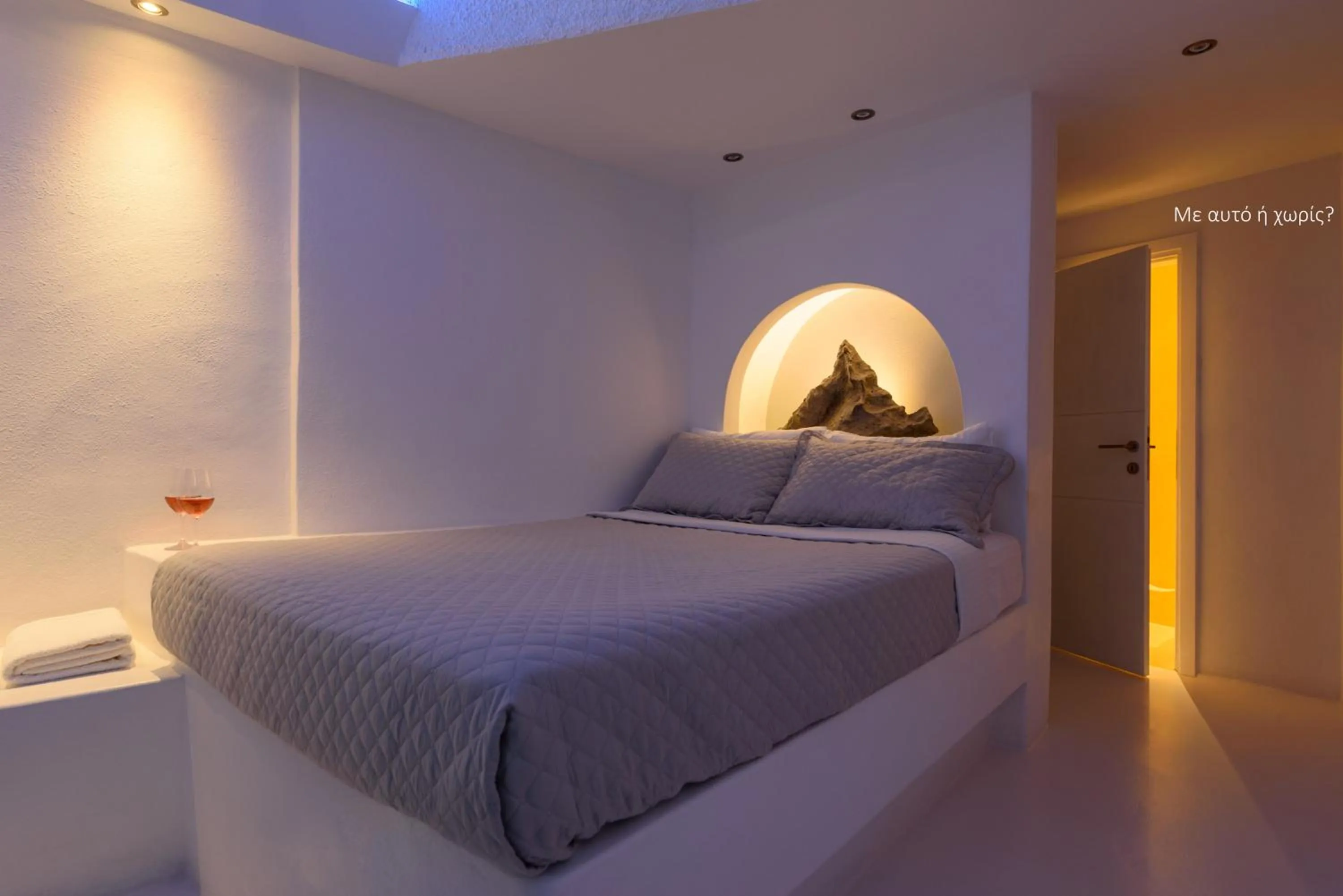 Bed in Abyssanto Suites and Spa