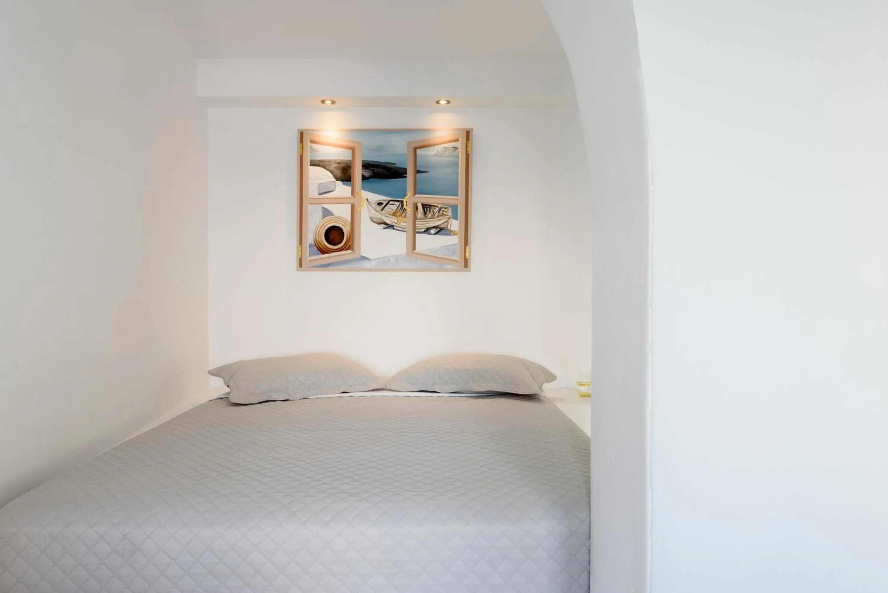 Bed in Abyssanto Suites and Spa