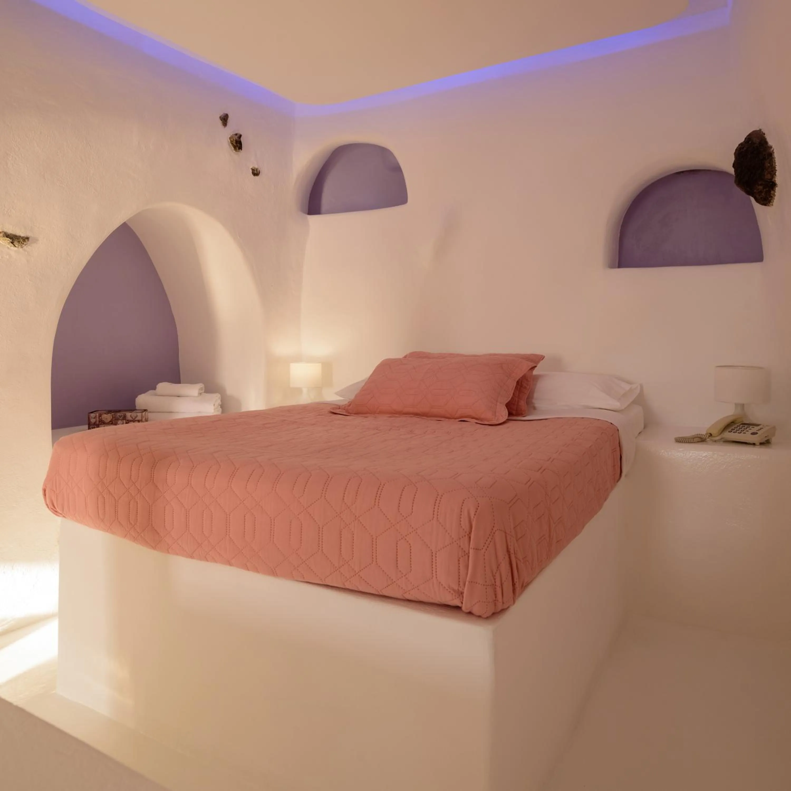 Bed in Abyssanto Suites and Spa