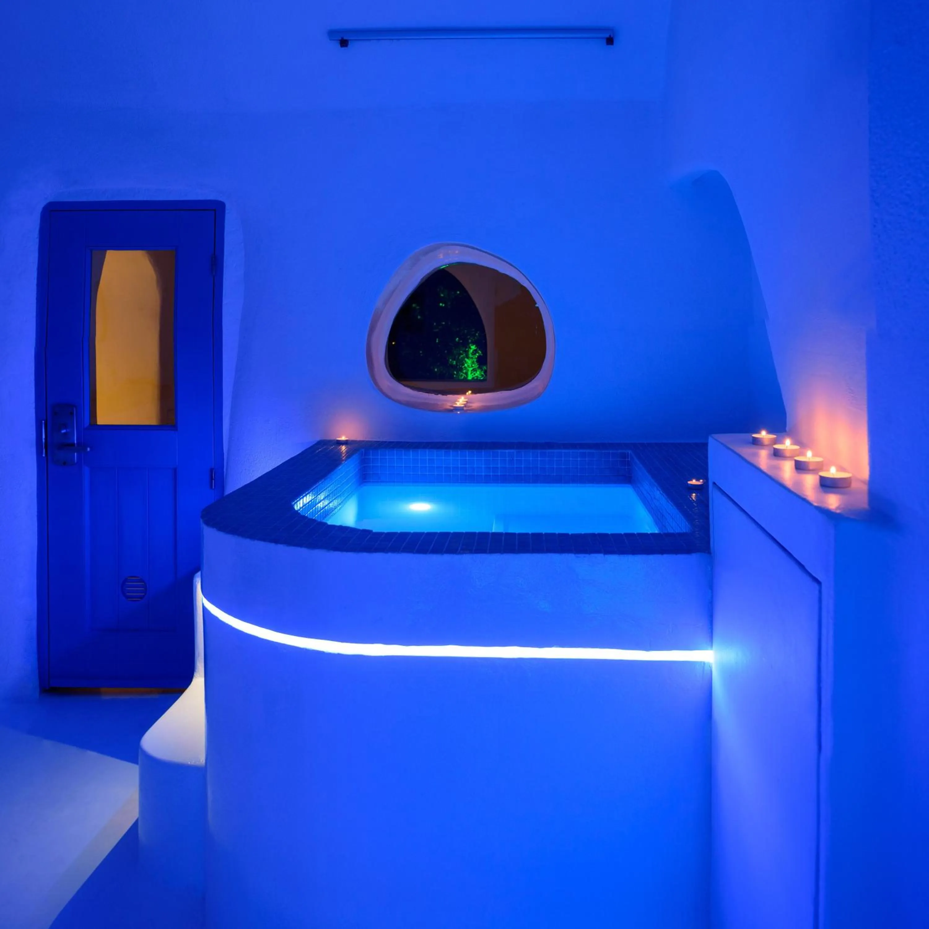 Hot Tub in Abyssanto Suites and Spa