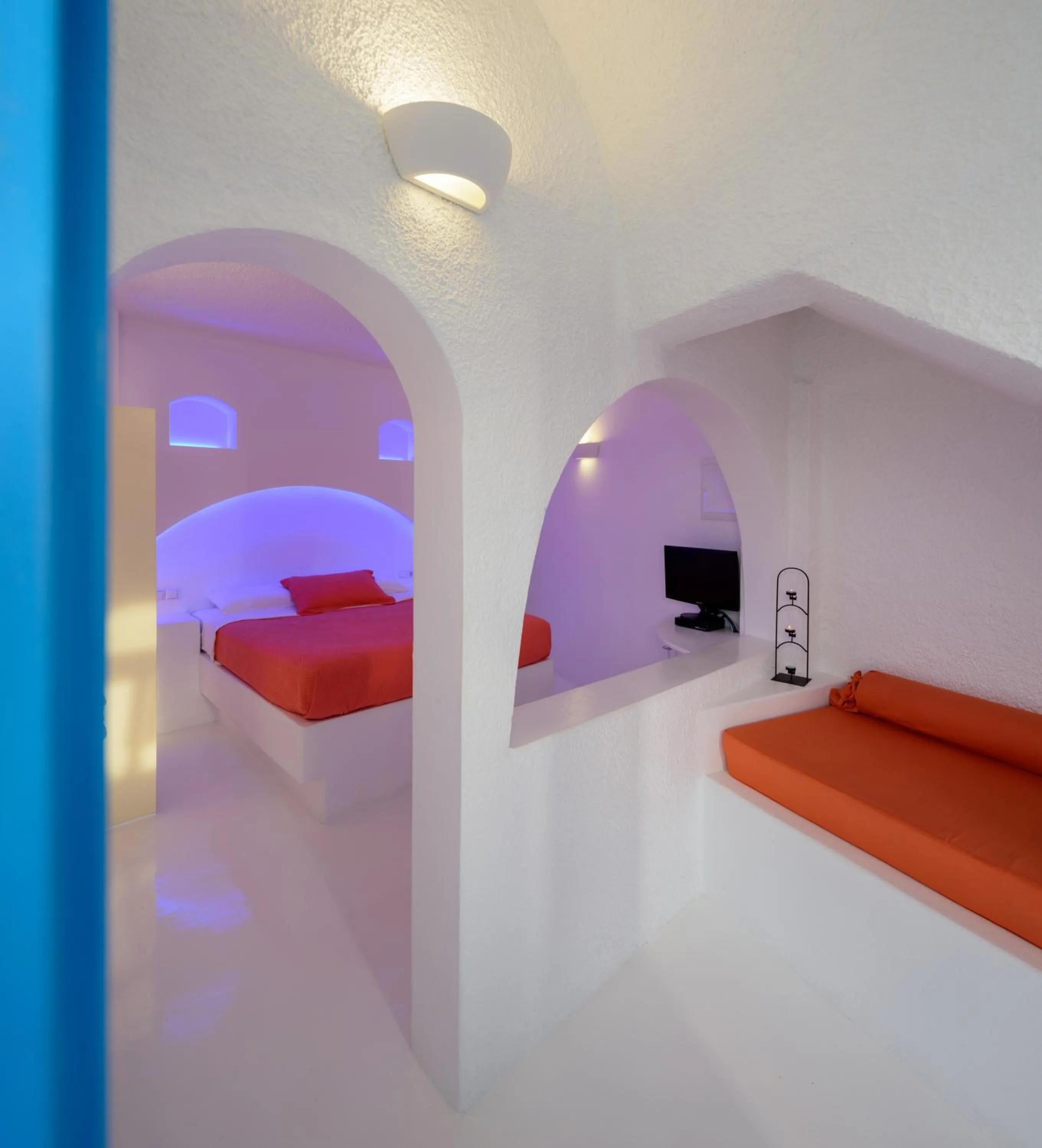 Bed in Abyssanto Suites and Spa