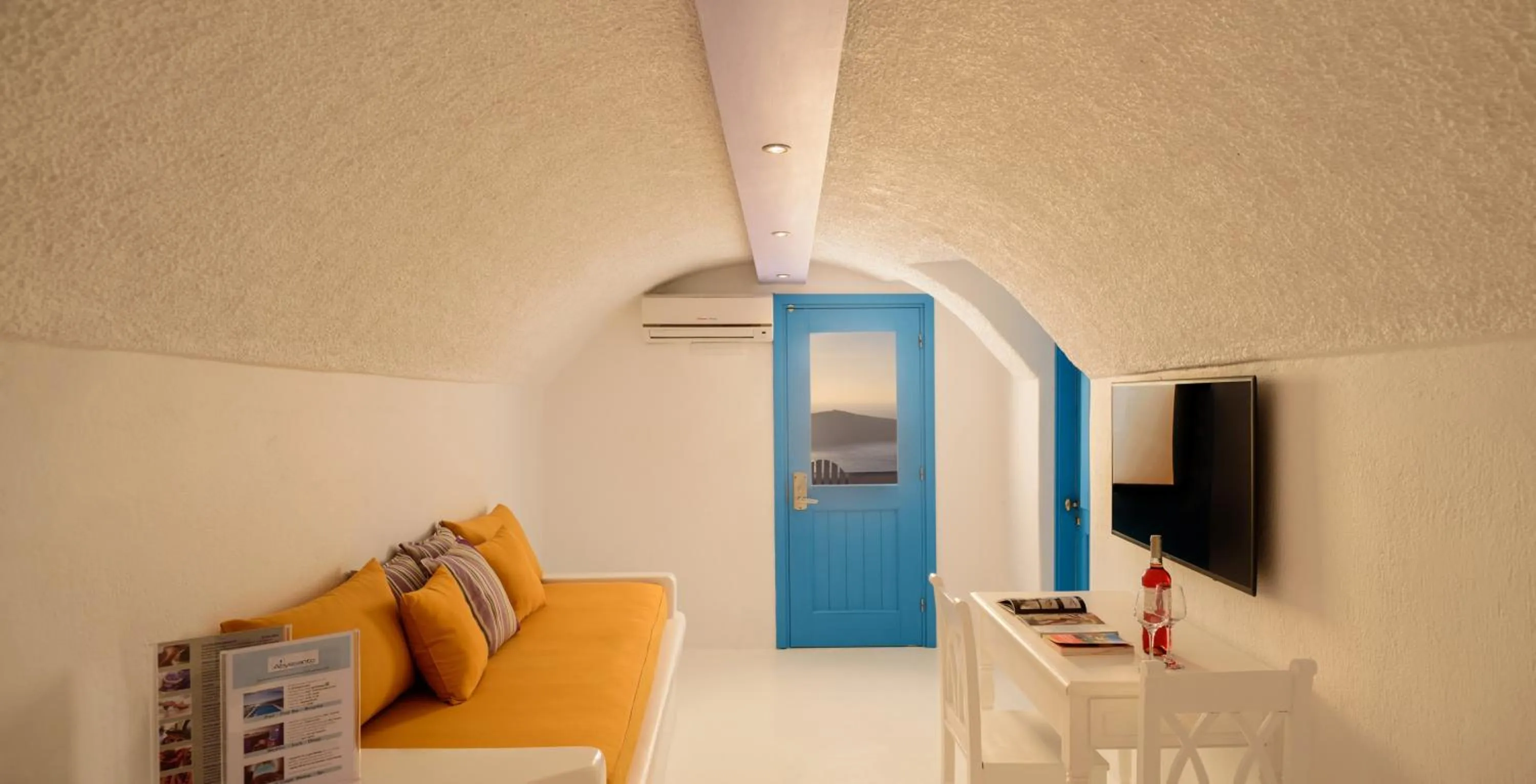 TV and multimedia in Abyssanto Suites and Spa