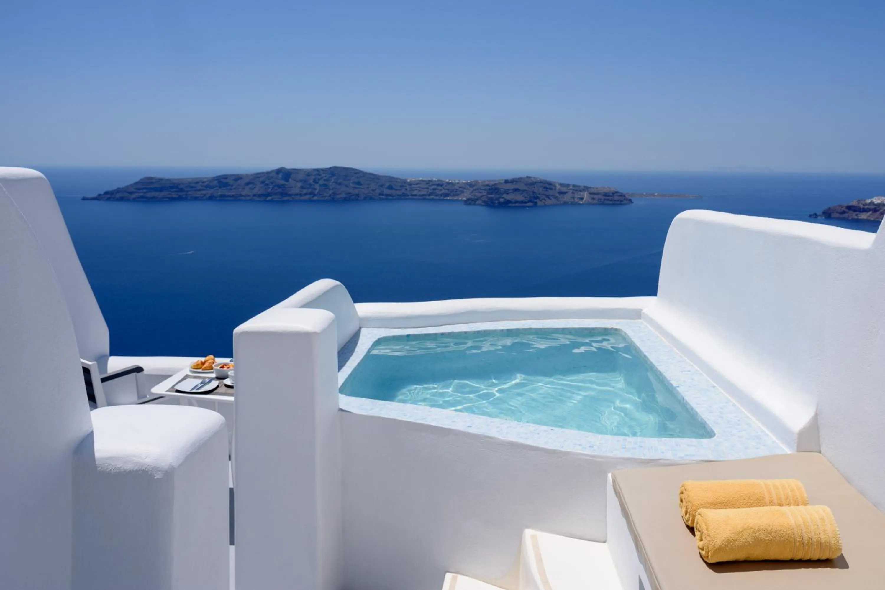 Hot Tub in Abyssanto Suites and Spa