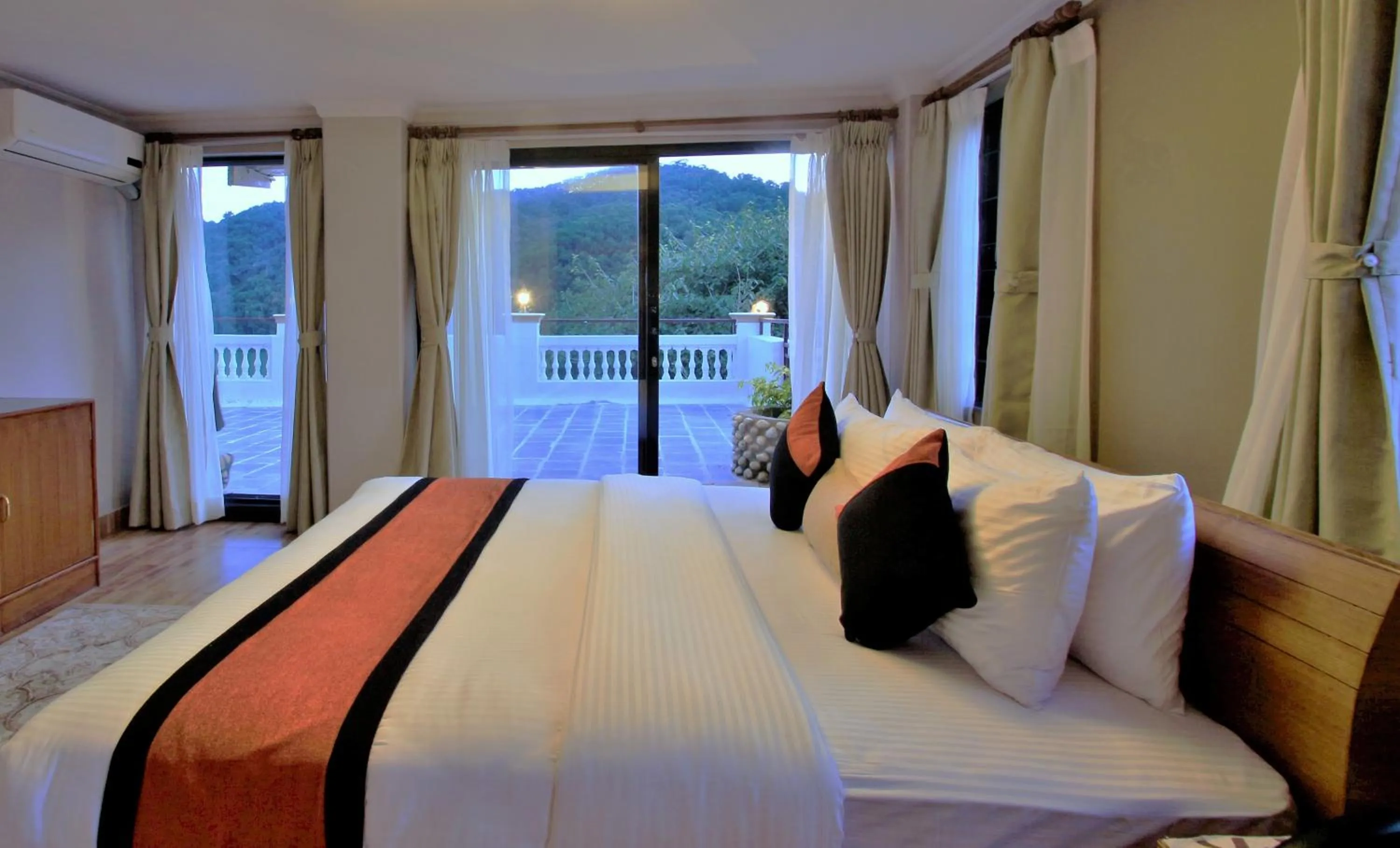 Living room, Bed in Hotel Raniban Arcade