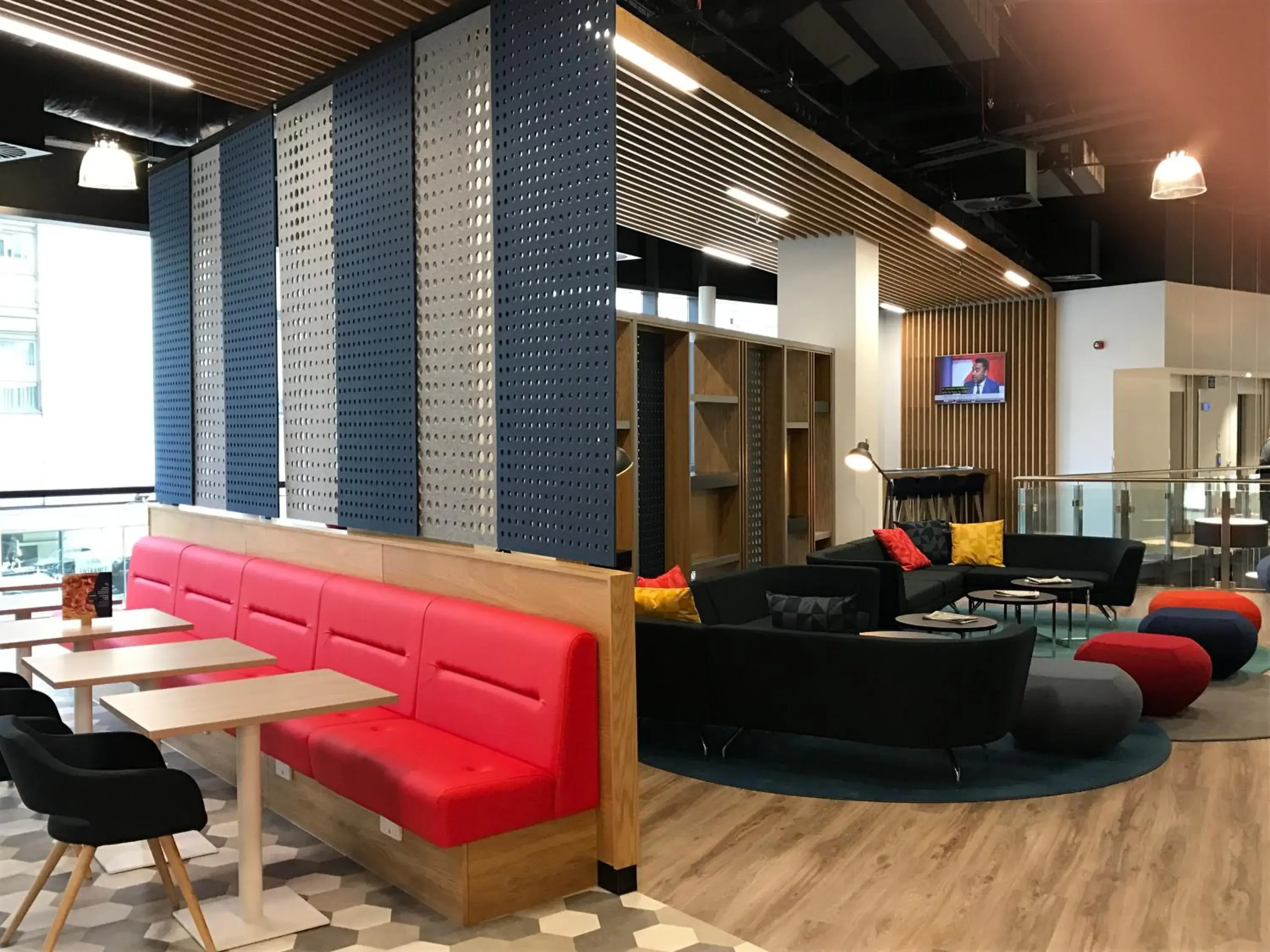 Lounge or bar in Holiday Inn Express - Birmingham - City Centre by IHG Lounge or bar in Holiday Inn Express - Birmingham - City Centre by IHG