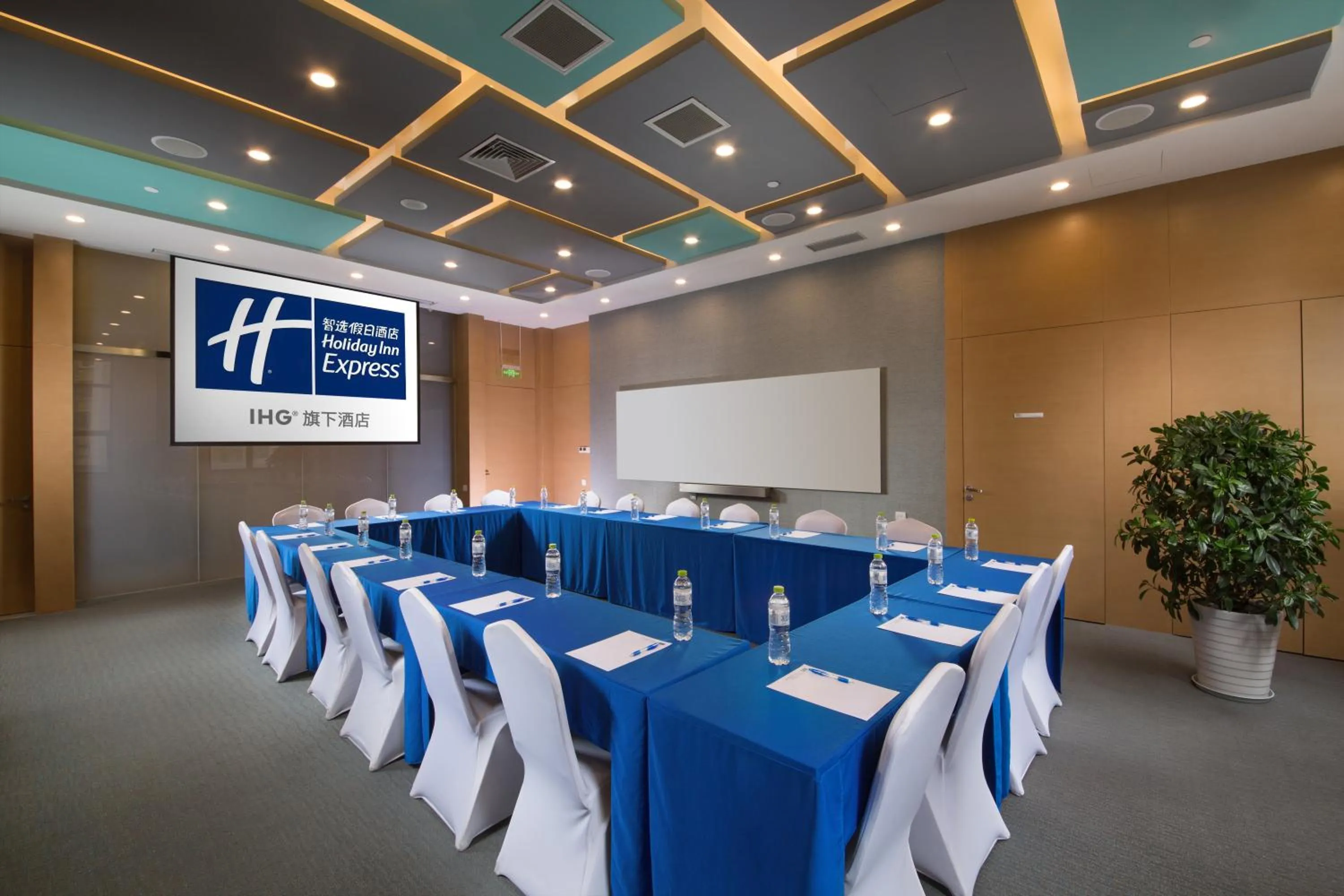 Meeting/conference room in Holiday Inn Express Chengdu Dafeng, an IHG Hotel