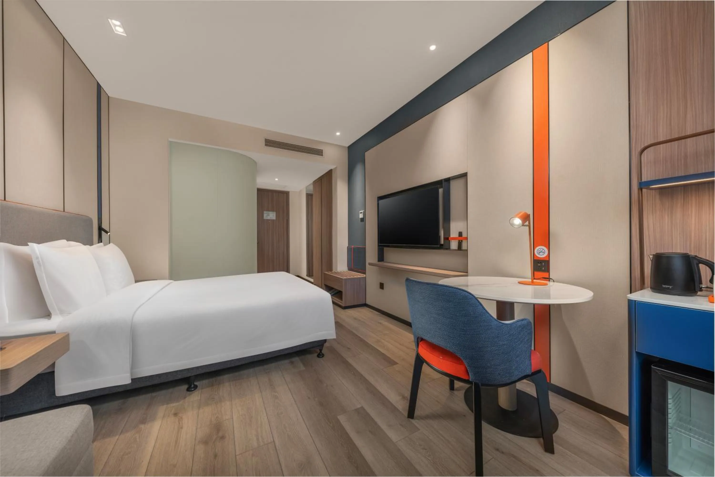 Bed in Holiday Inn Express Shanghai Pujiang by IHG