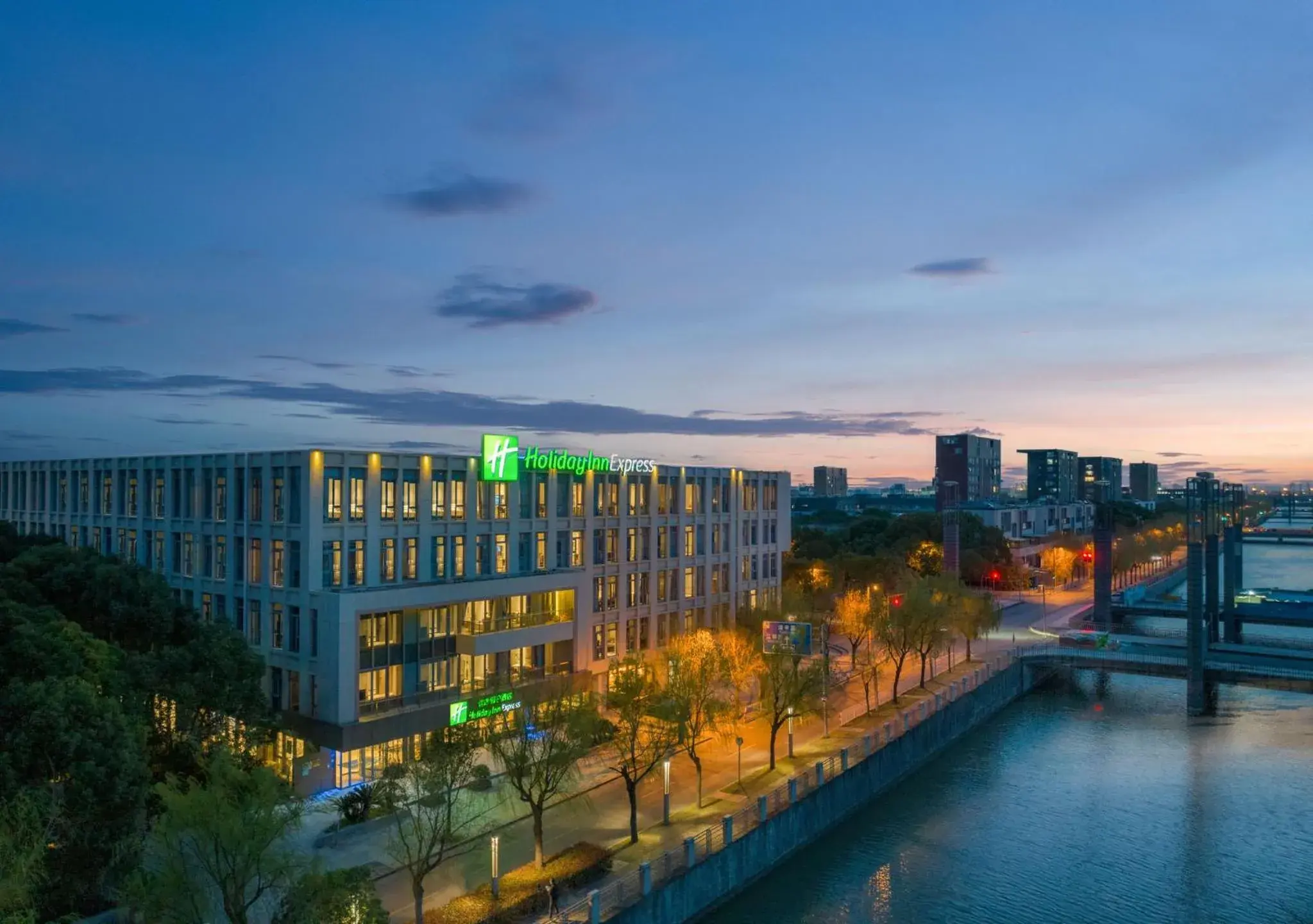 Property building in Holiday Inn Express Shanghai Pujiang by IHG Property building in Holiday Inn Express Shanghai Pujiang by IHG