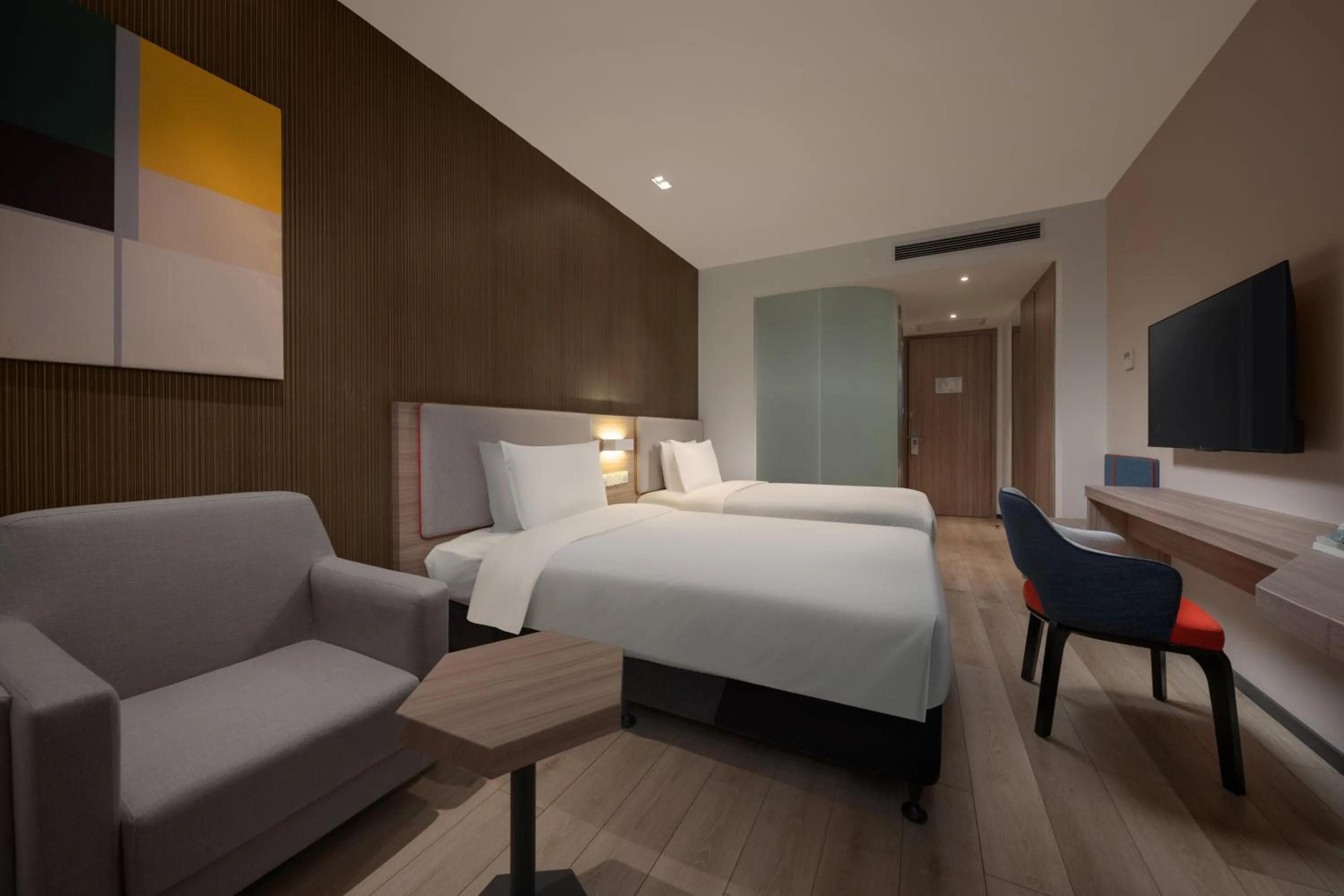 Bed in Holiday Inn Express Shanghai Pujiang by IHG