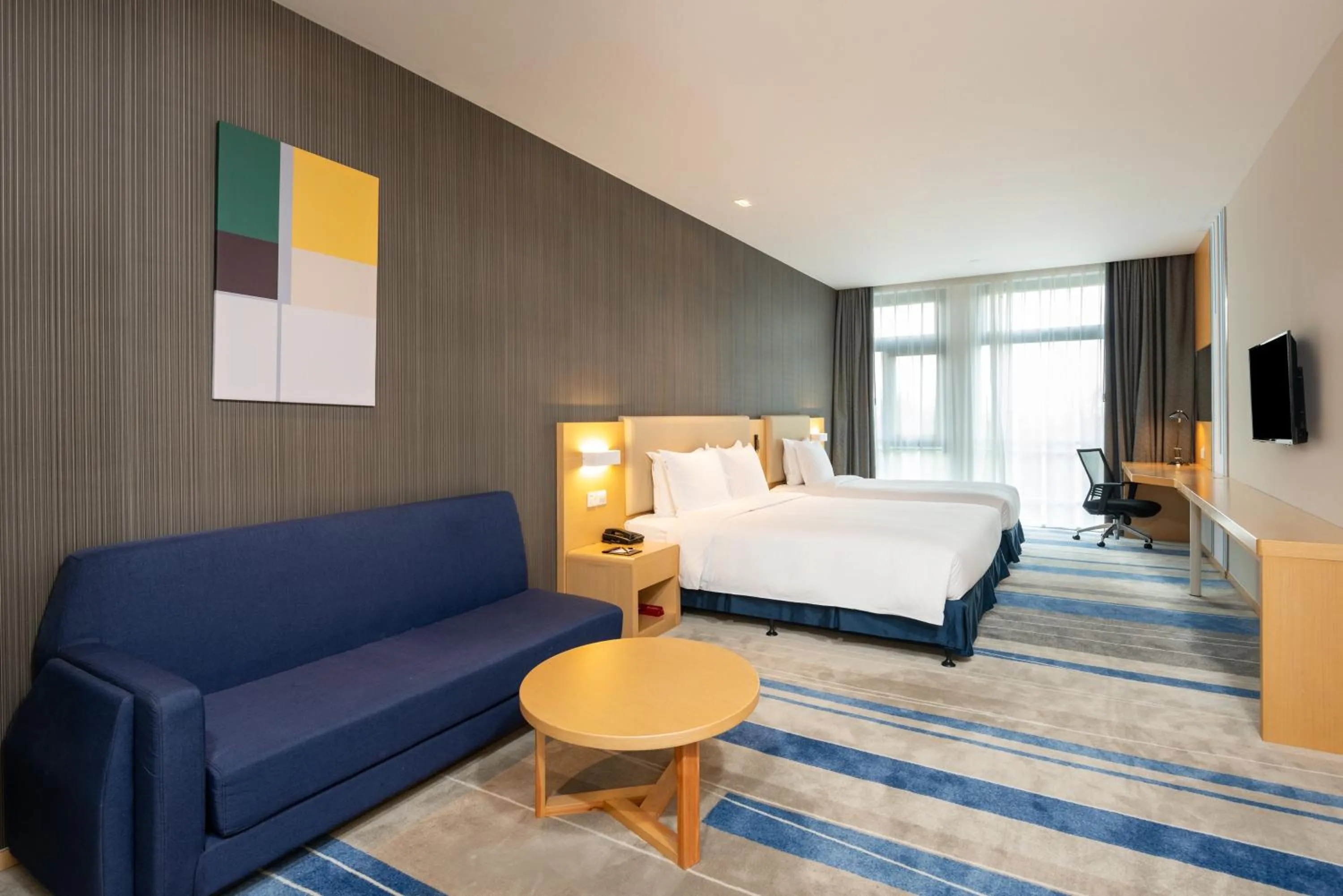 Photo of the whole room, Bed in Holiday Inn Express Shanghai Pujiang by IHG