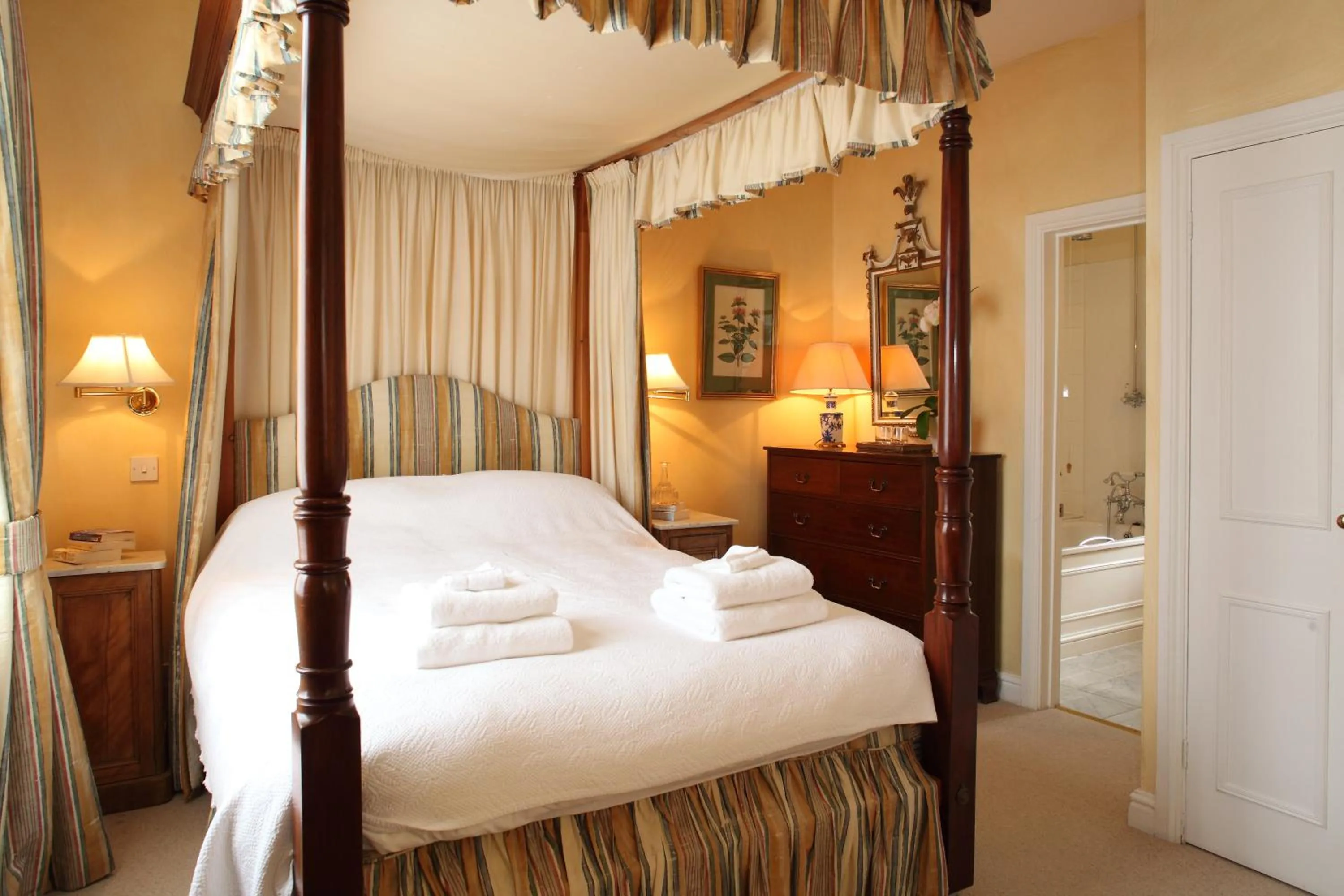 Bedroom, Bed in Sandown Cottage