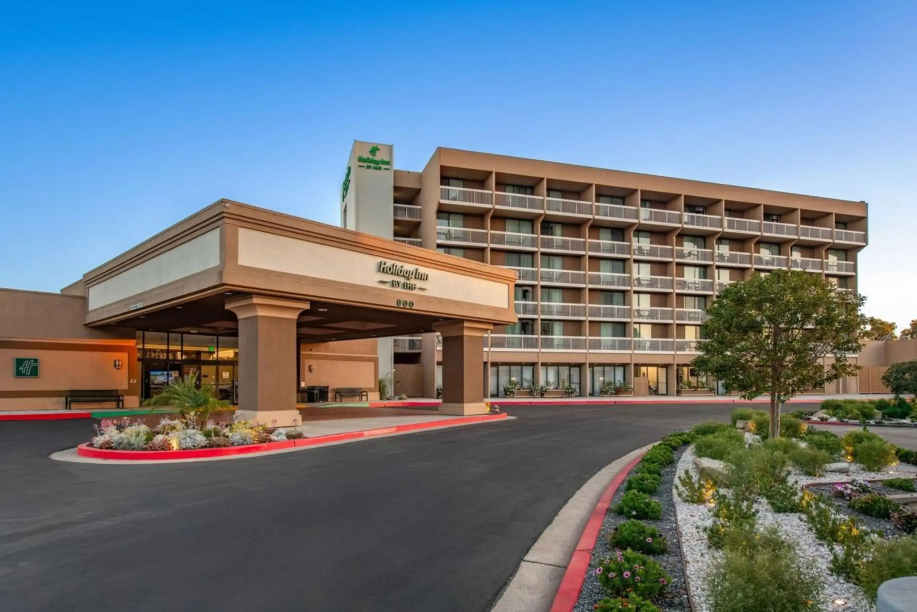 Property building in Holiday Inn Oxnard - Ventura by IHG Property building in Holiday Inn Oxnard - Ventura by IHG