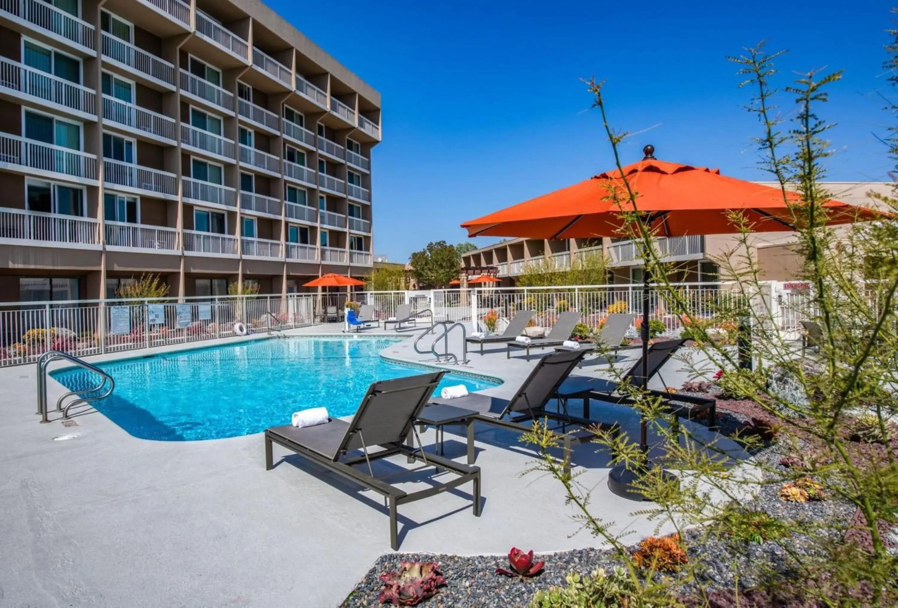 Swimming pool in Holiday Inn Oxnard - Ventura by IHG Swimming pool in Holiday Inn Oxnard - Ventura by IHG