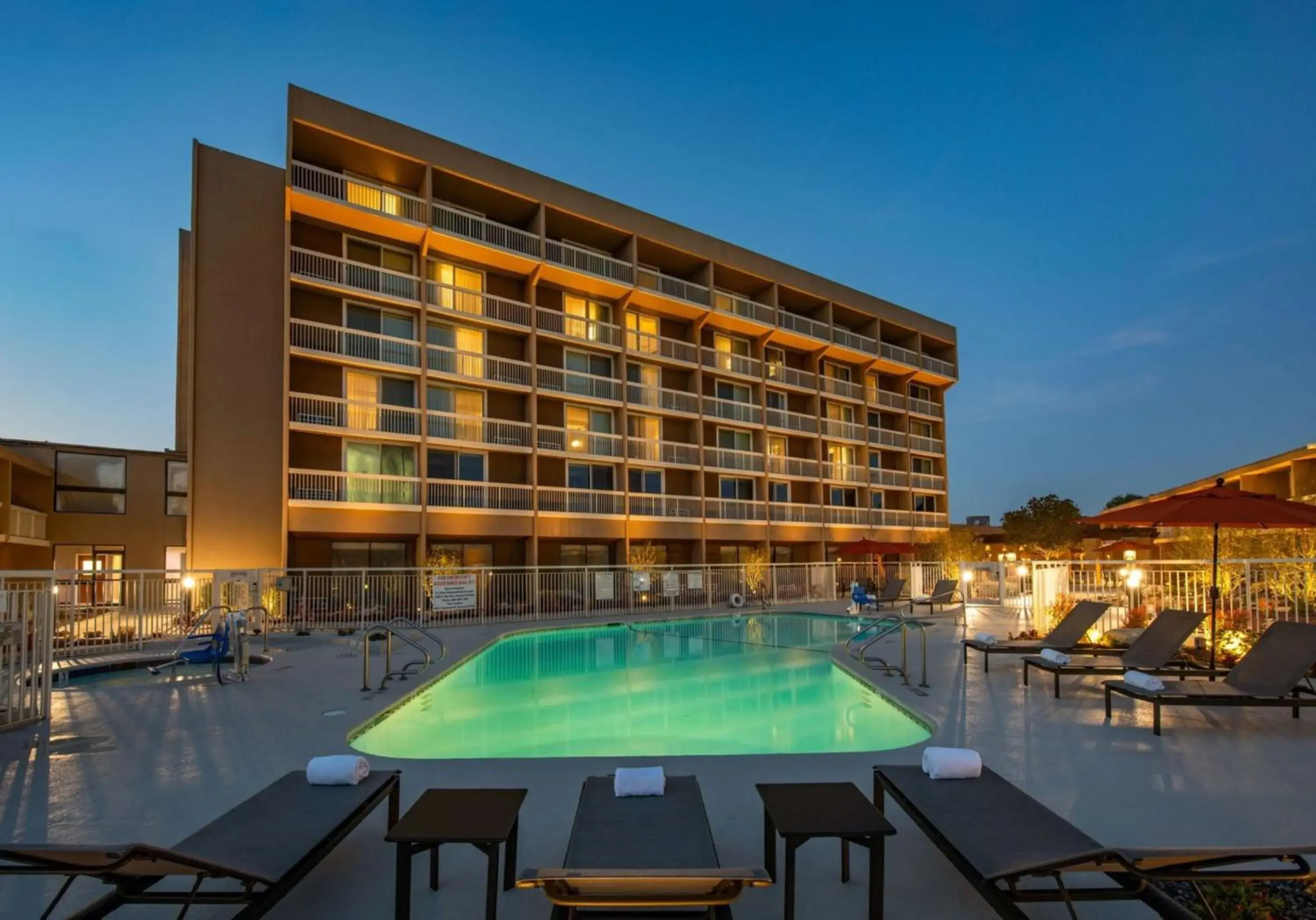 Swimming pool in Holiday Inn Oxnard - Ventura by IHG Swimming pool in Holiday Inn Oxnard - Ventura by IHG