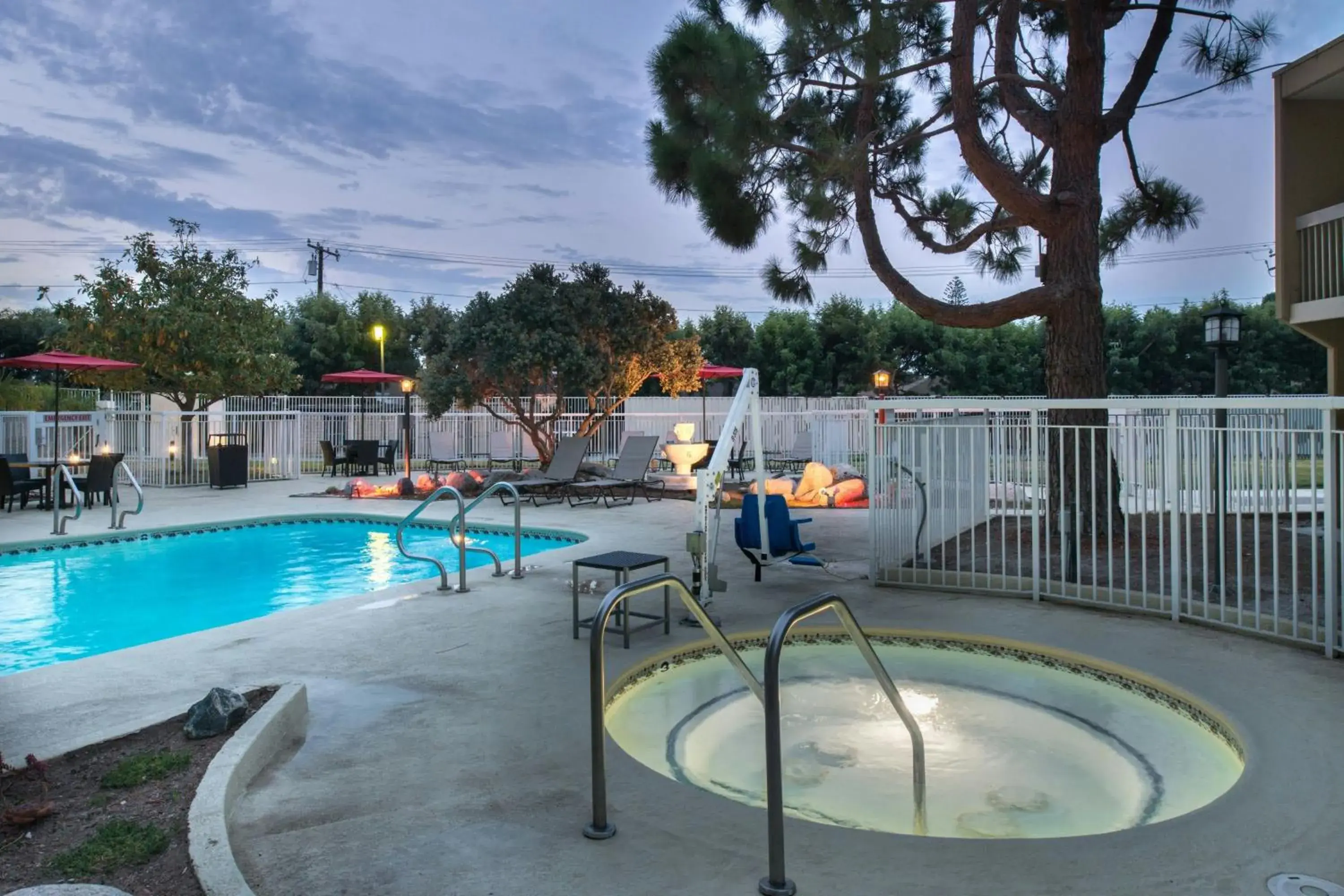 Swimming pool in Courtyard by Marriott Oxnard/Ventura Swimming pool in Courtyard by Marriott Oxnard/Ventura
