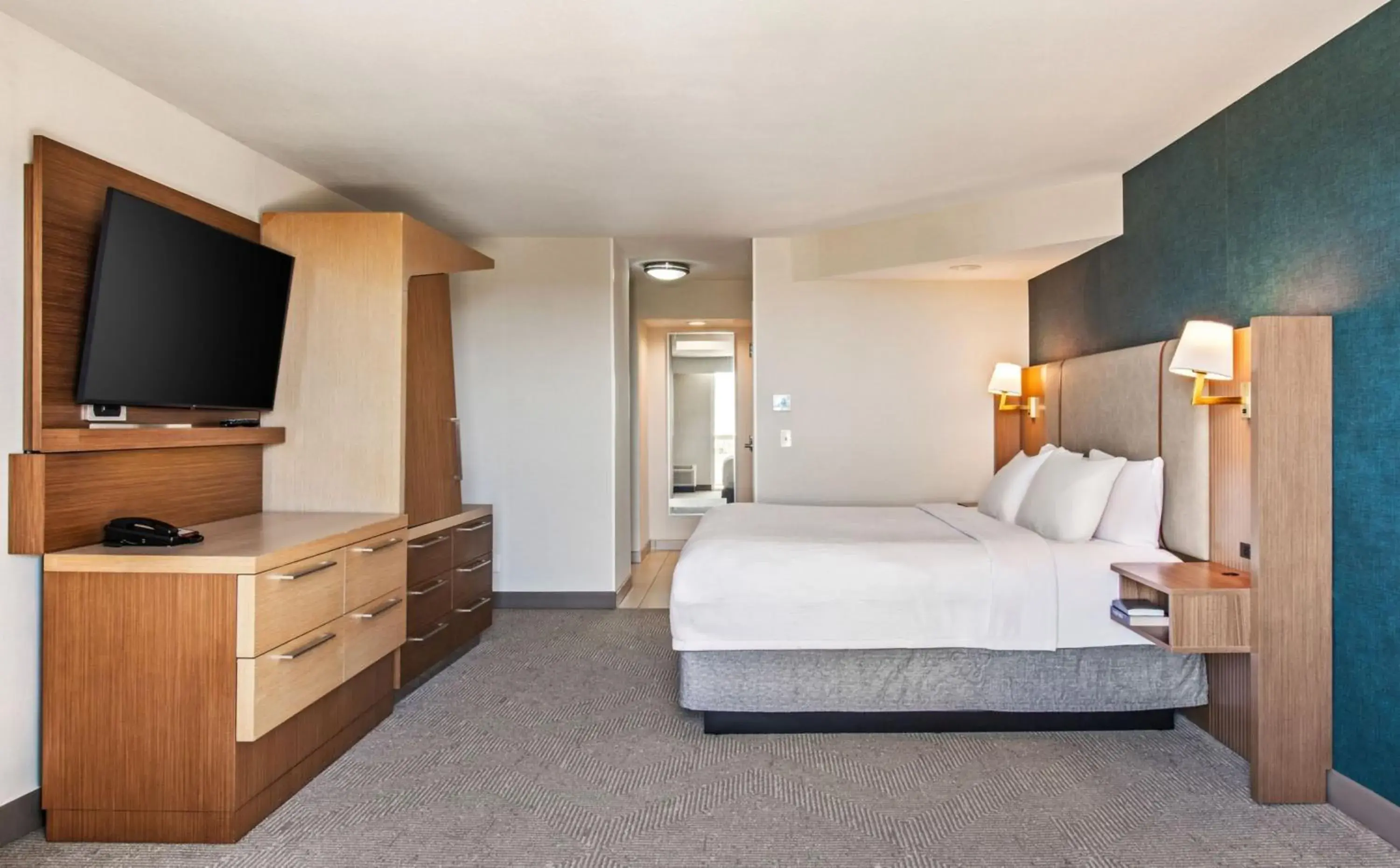 Photo of the whole room, Bed in Holiday Inn Oxnard - Ventura by IHG Photo of the whole room, Bed in Holiday Inn Oxnard - Ventura by IHG