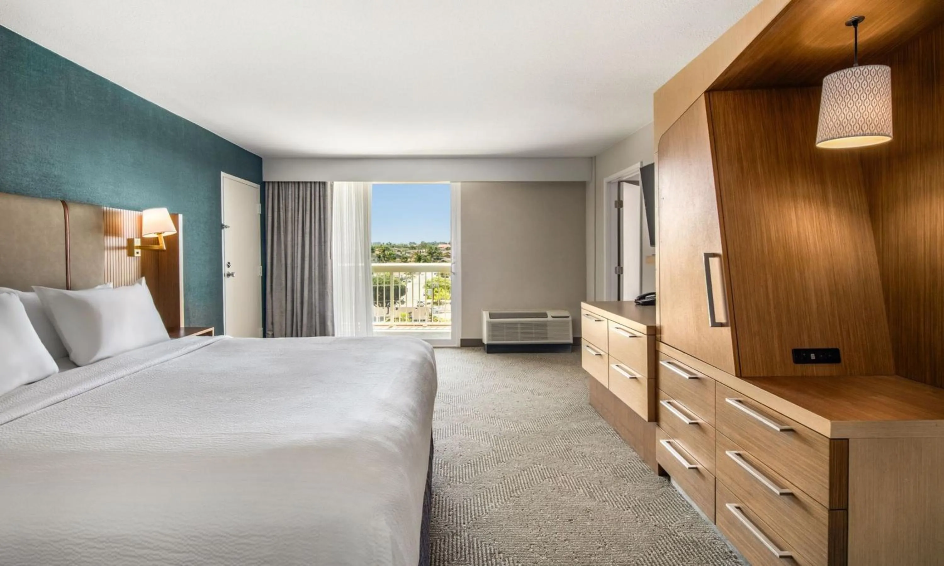 Photo of the whole room, Bed in Holiday Inn Oxnard - Ventura by IHG