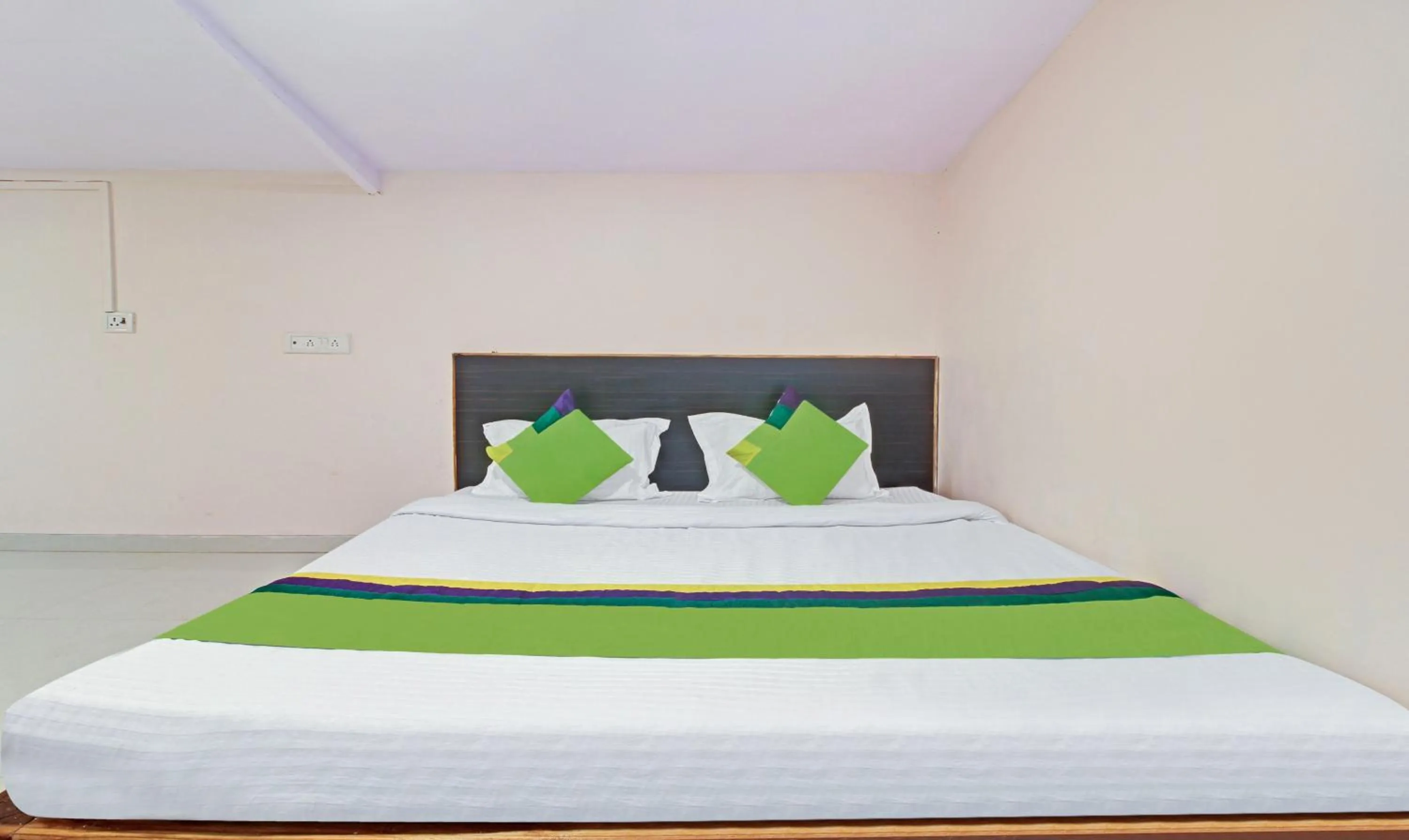 Bedroom in Treebo Berry Hill Venna Lake, 3 Km From City Center