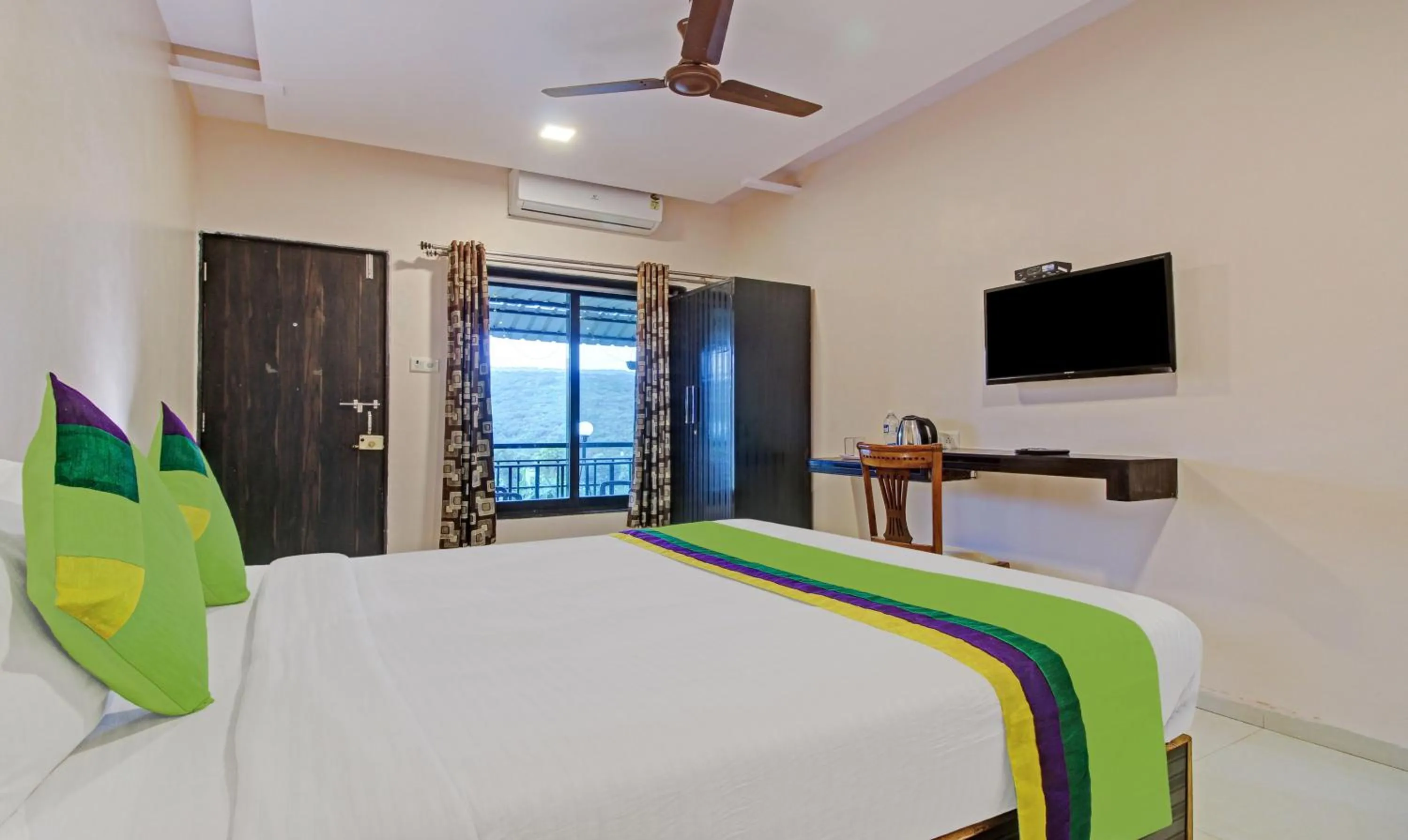 Bedroom in Treebo Berry Hill Venna Lake, 3 Km From City Center