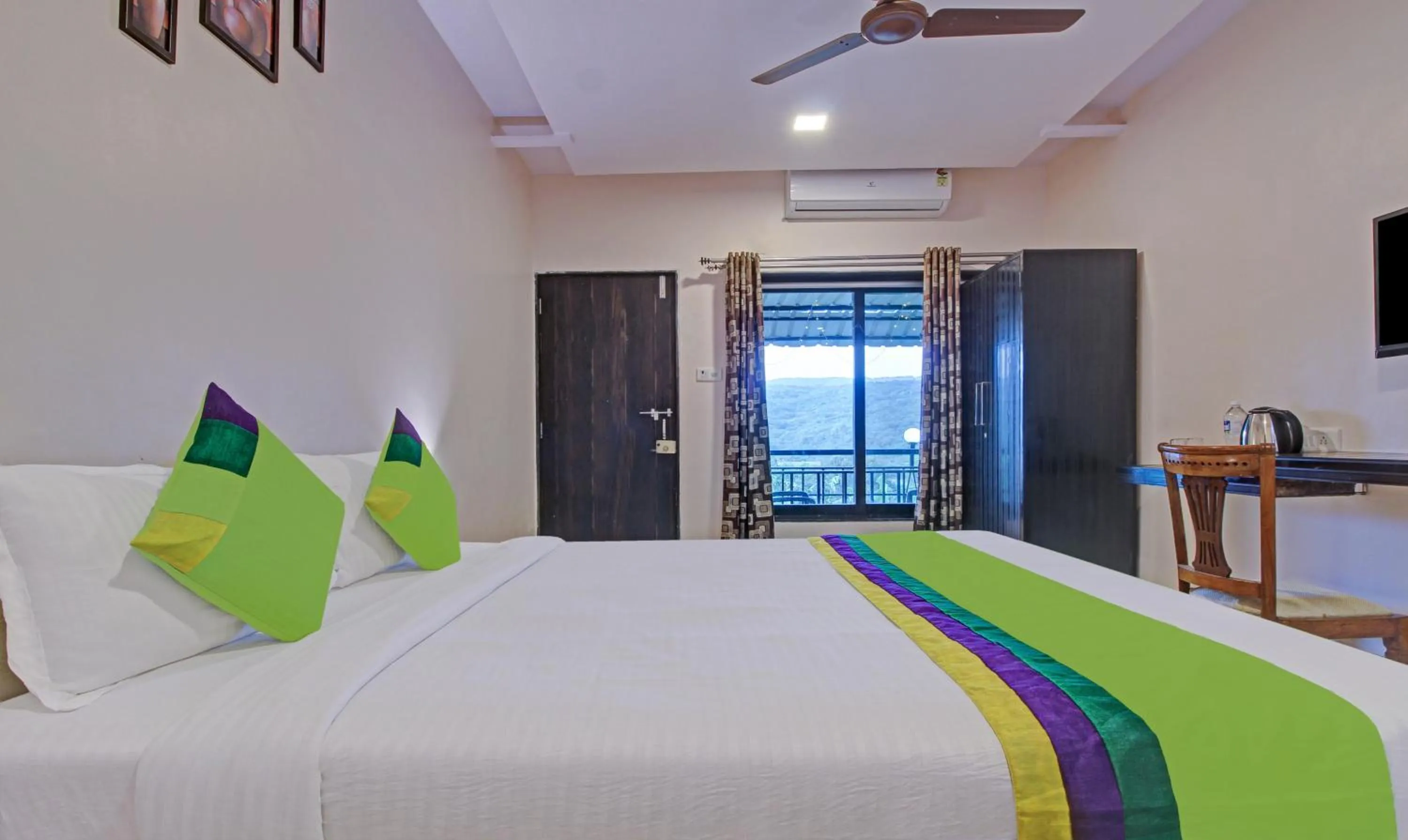 Bedroom in Treebo Berry Hill Venna Lake, 3 Km From City Center