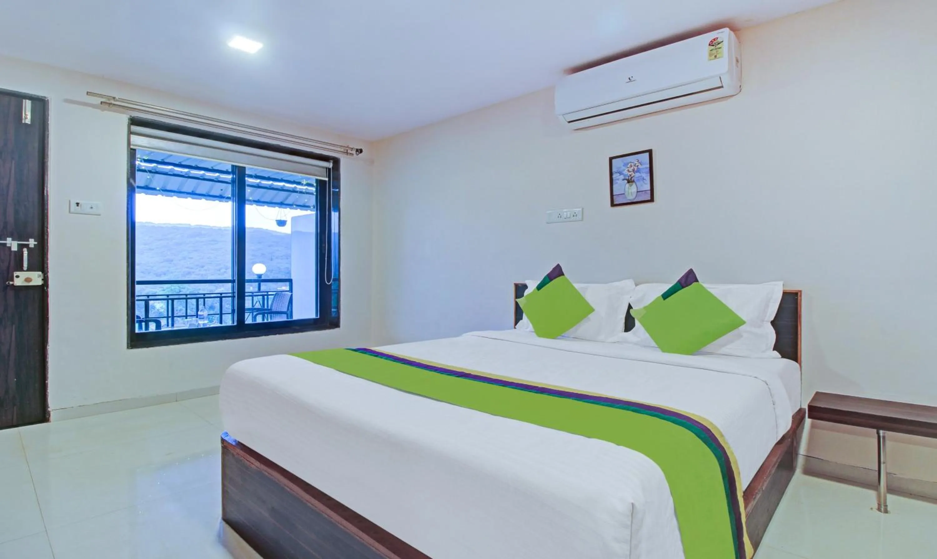 Bedroom in Treebo Berry Hill Venna Lake, 3 Km From City Center