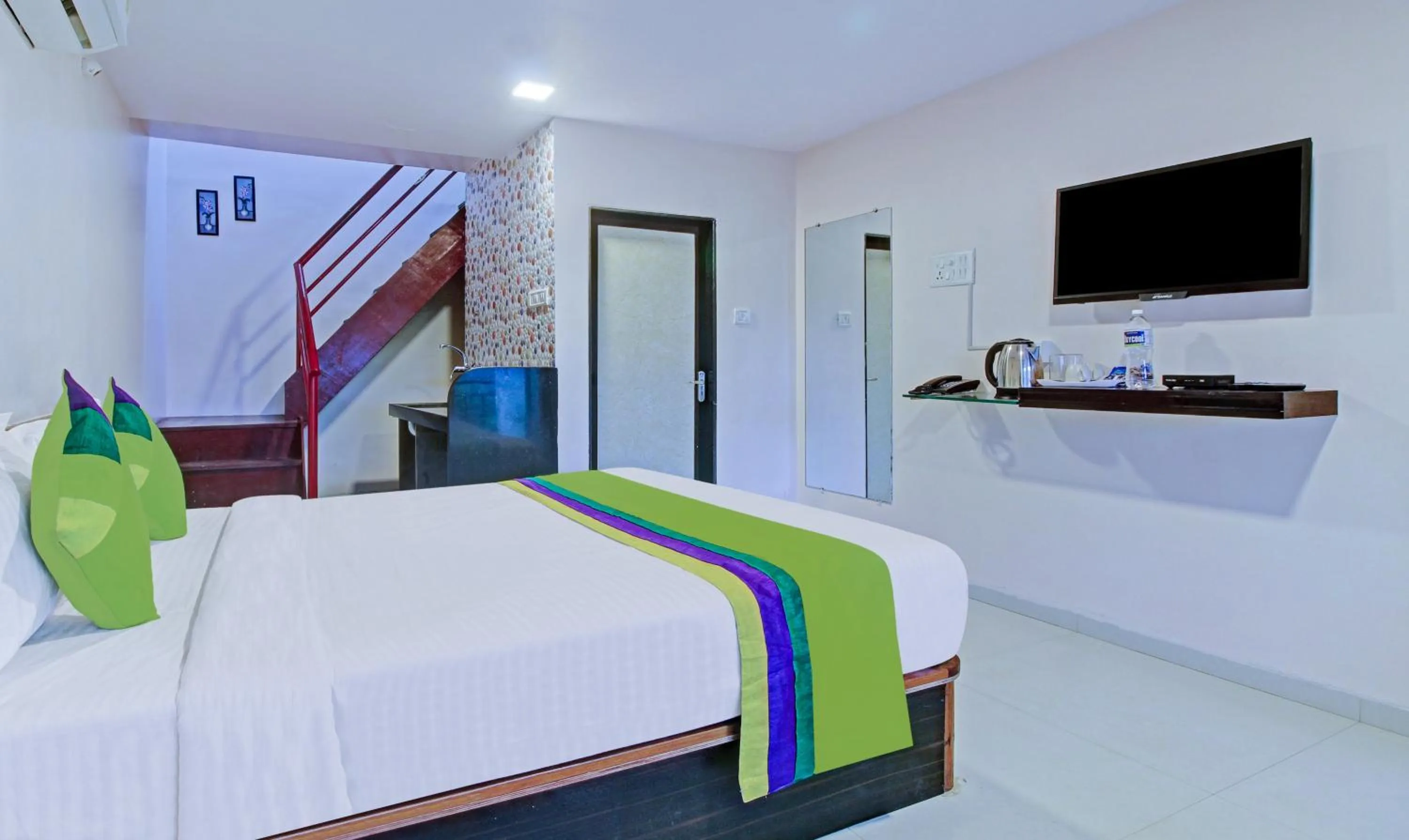 Bedroom in Treebo Berry Hill Venna Lake, 3 Km From City Center