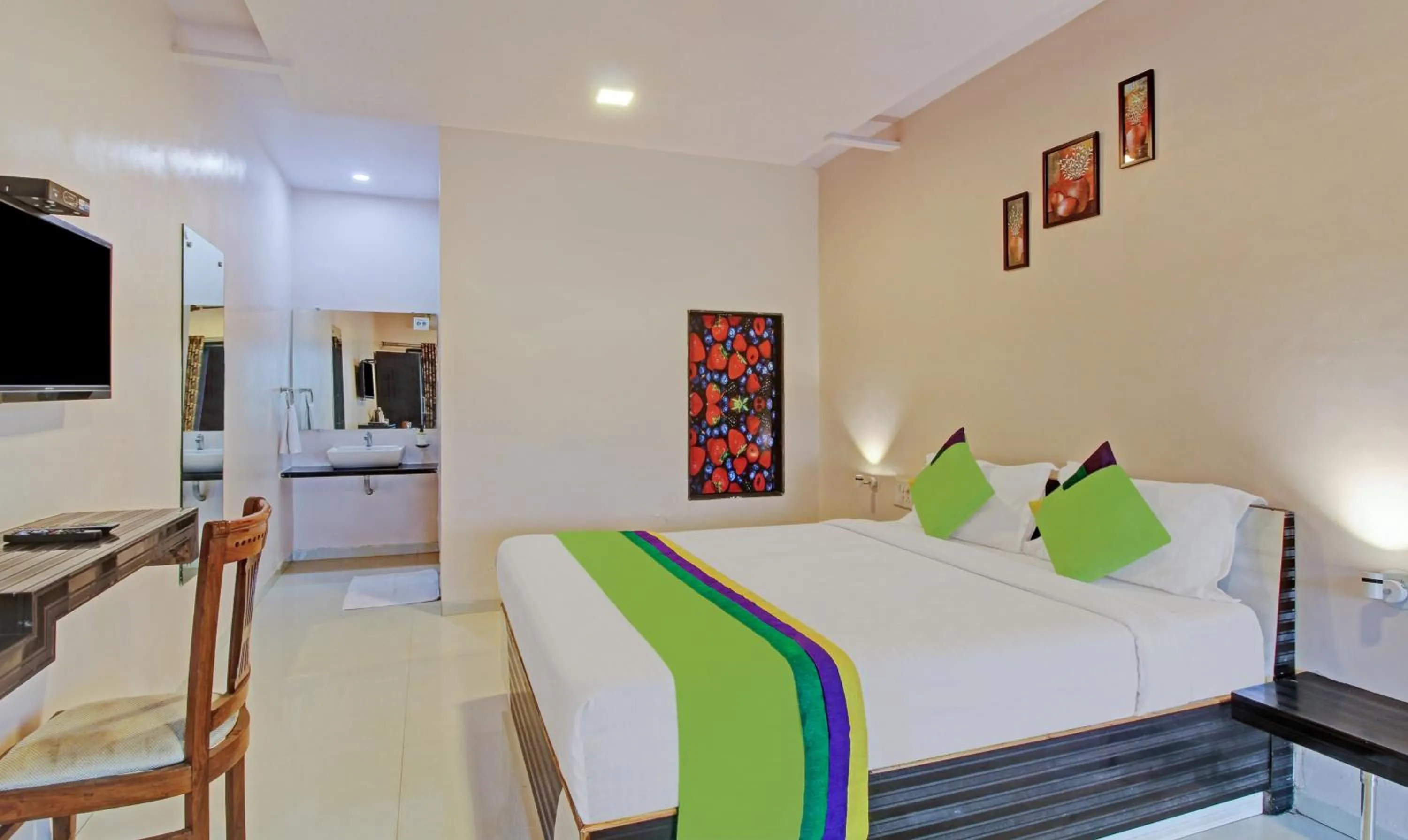 Bedroom in Treebo Berry Hill Venna Lake, 3 Km From City Center