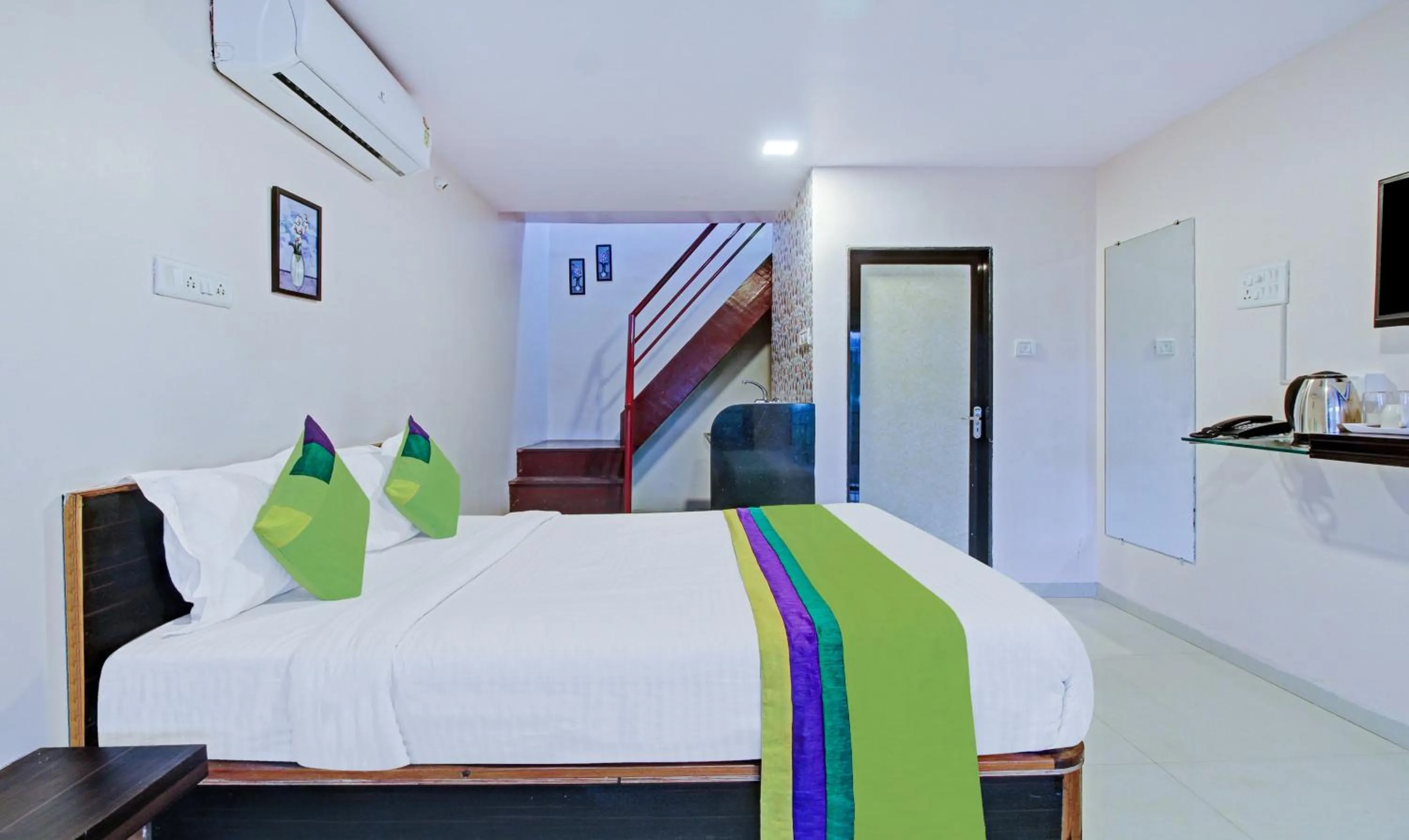 Bedroom in Treebo Berry Hill Venna Lake, 3 Km From City Center