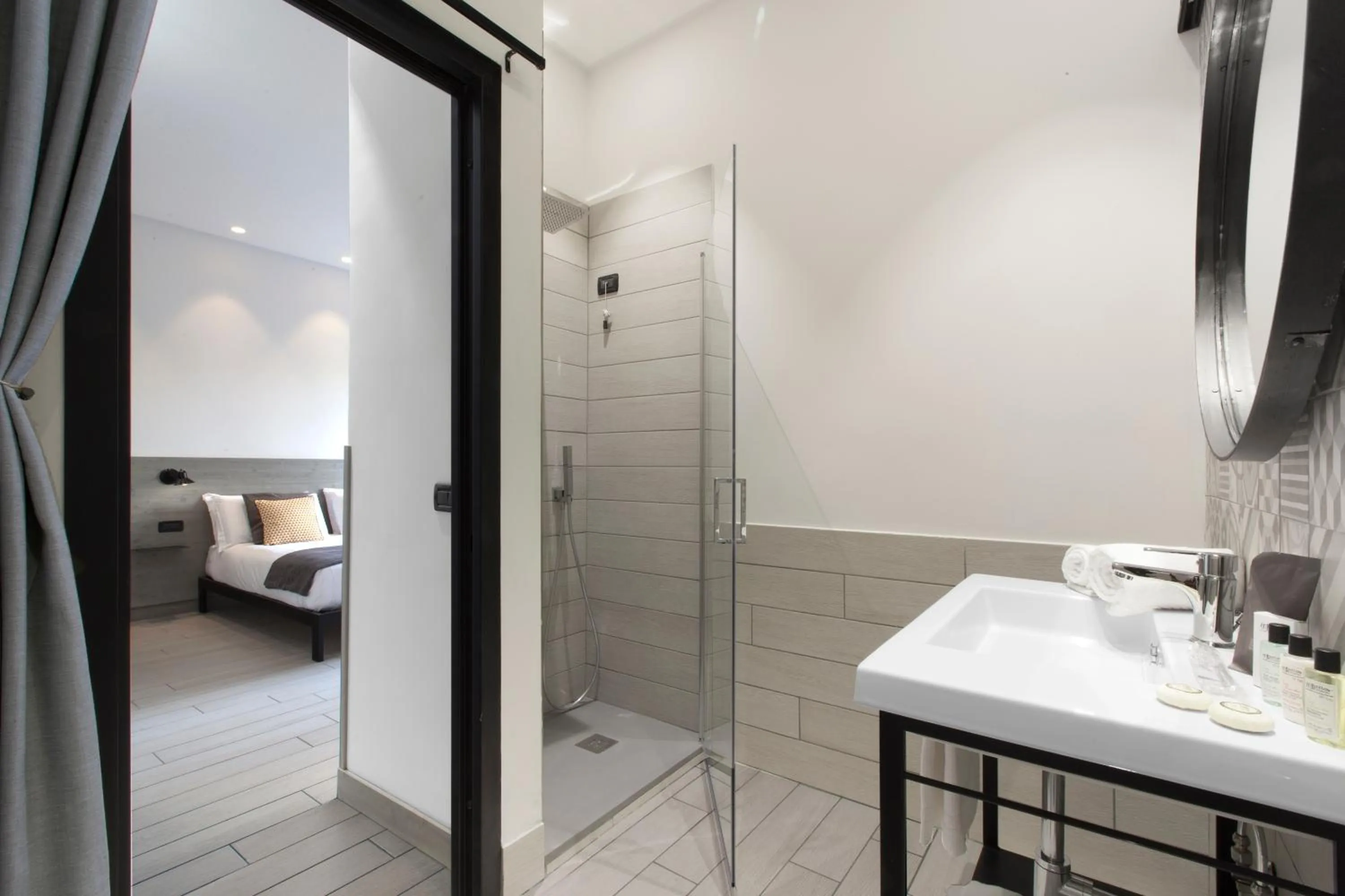 Bathroom, Bed in La Ferrovia Guest House