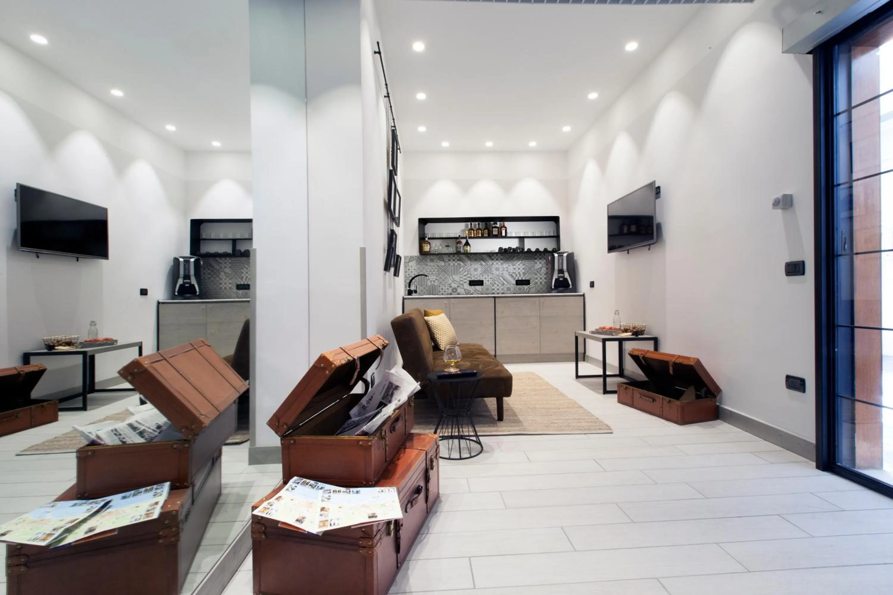 Communal lounge/ TV room in La Ferrovia Guest House