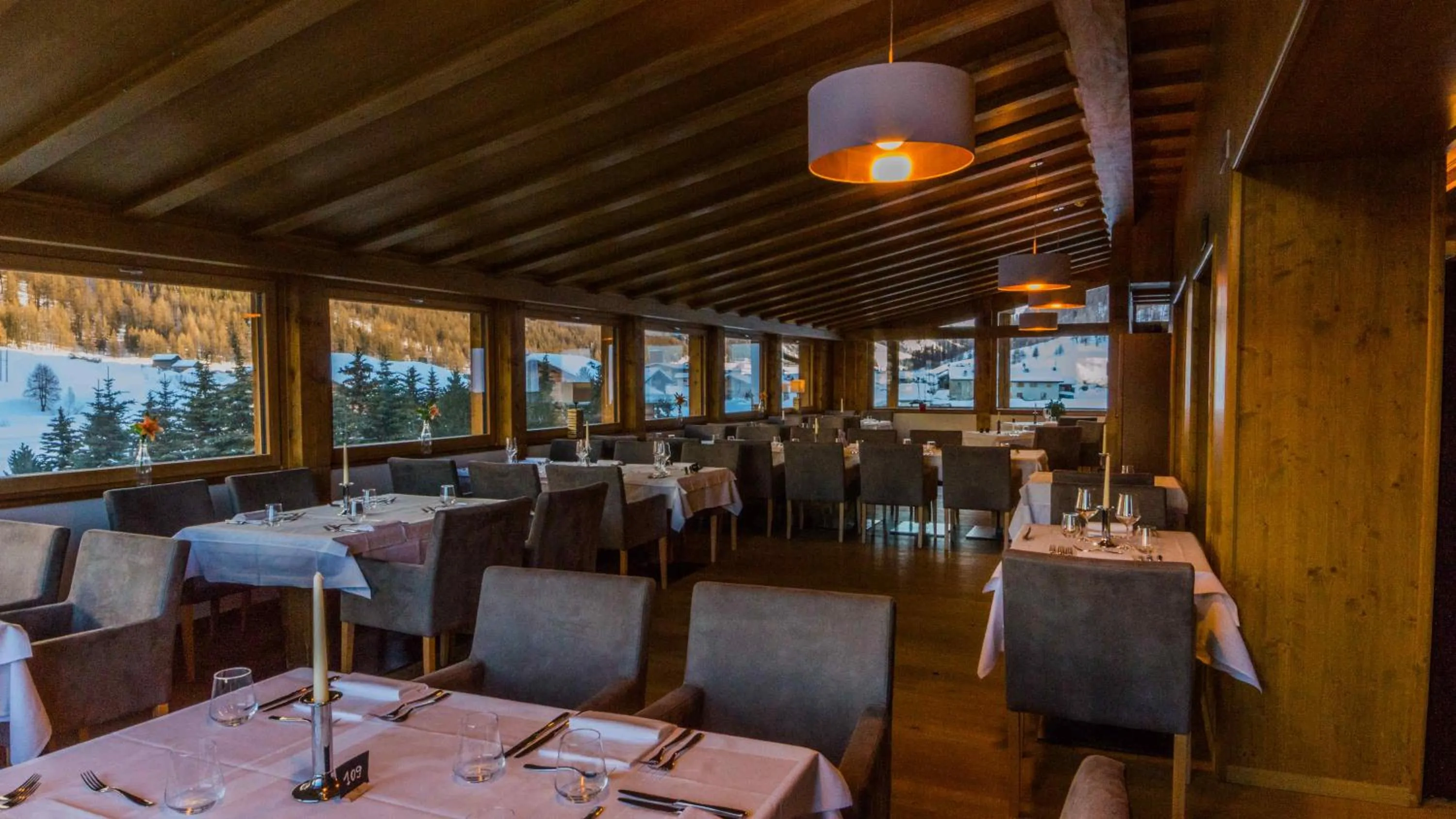 Restaurant/places to eat in Sport Hotel