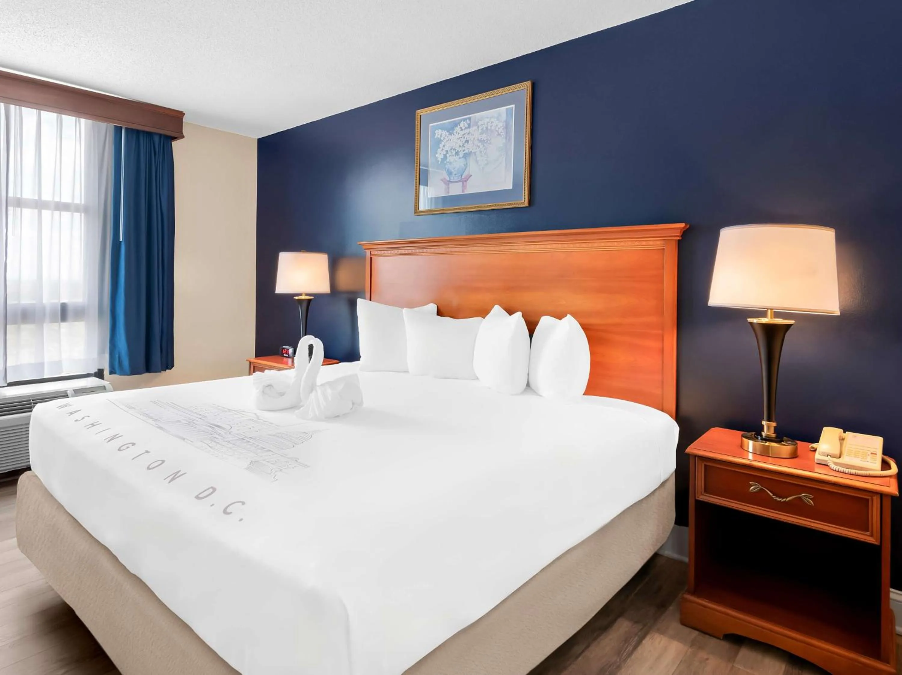 Bedroom, Bed in Best Western Potomac Mills