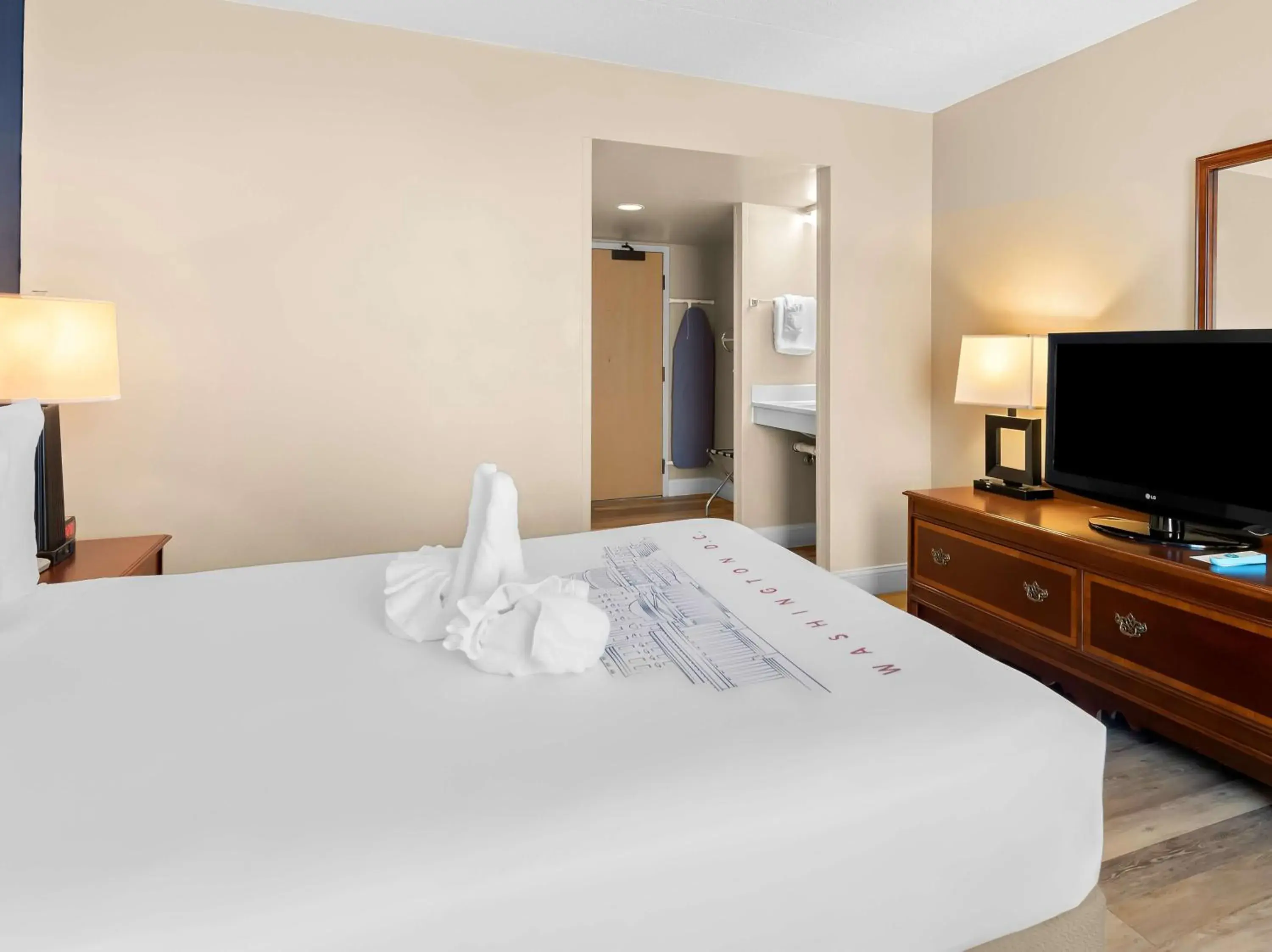 Bedroom, Bed in Best Western Potomac Mills Bedroom, Bed in Best Western Potomac Mills