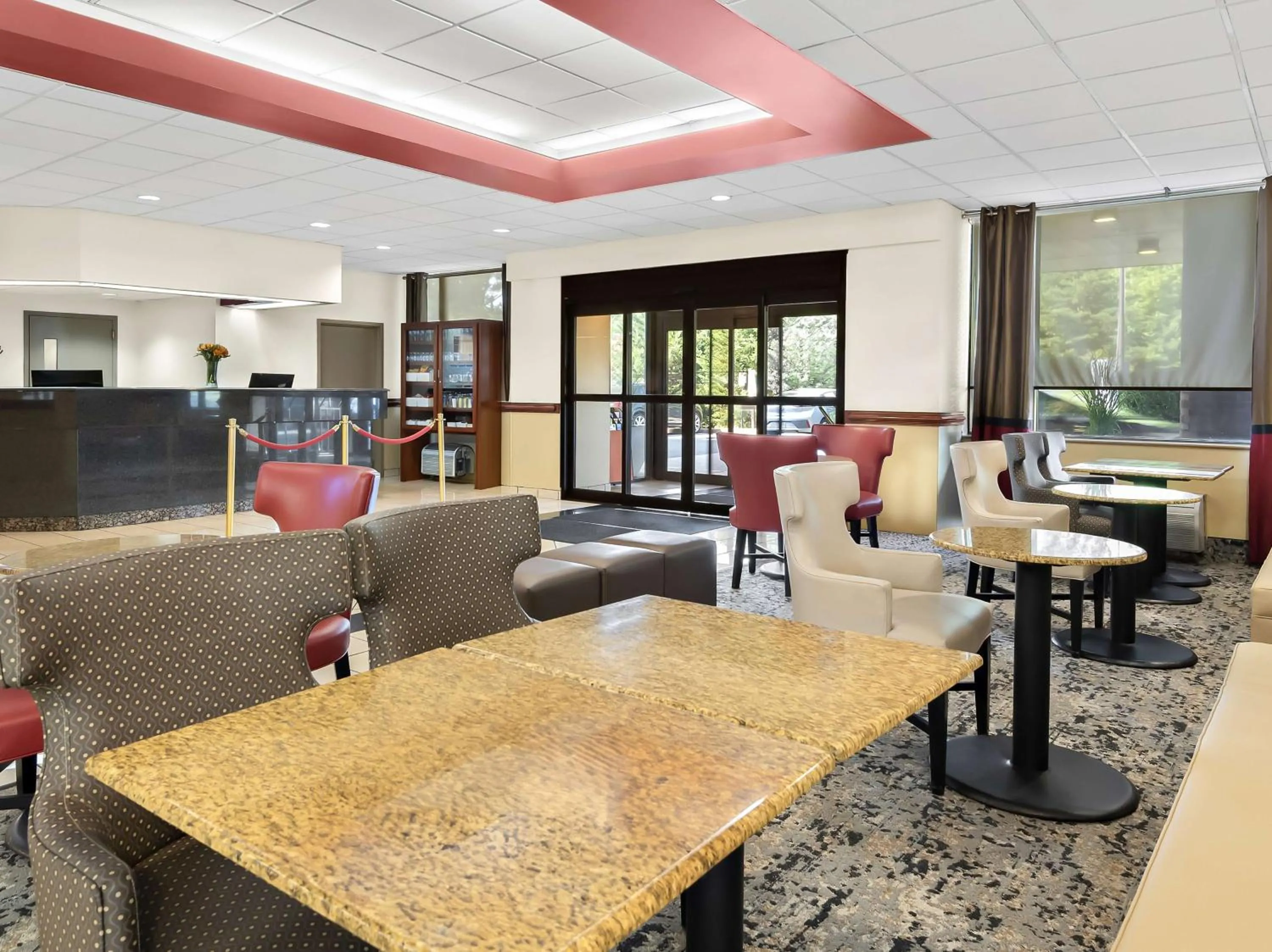 Lobby or reception in Best Western Potomac Mills