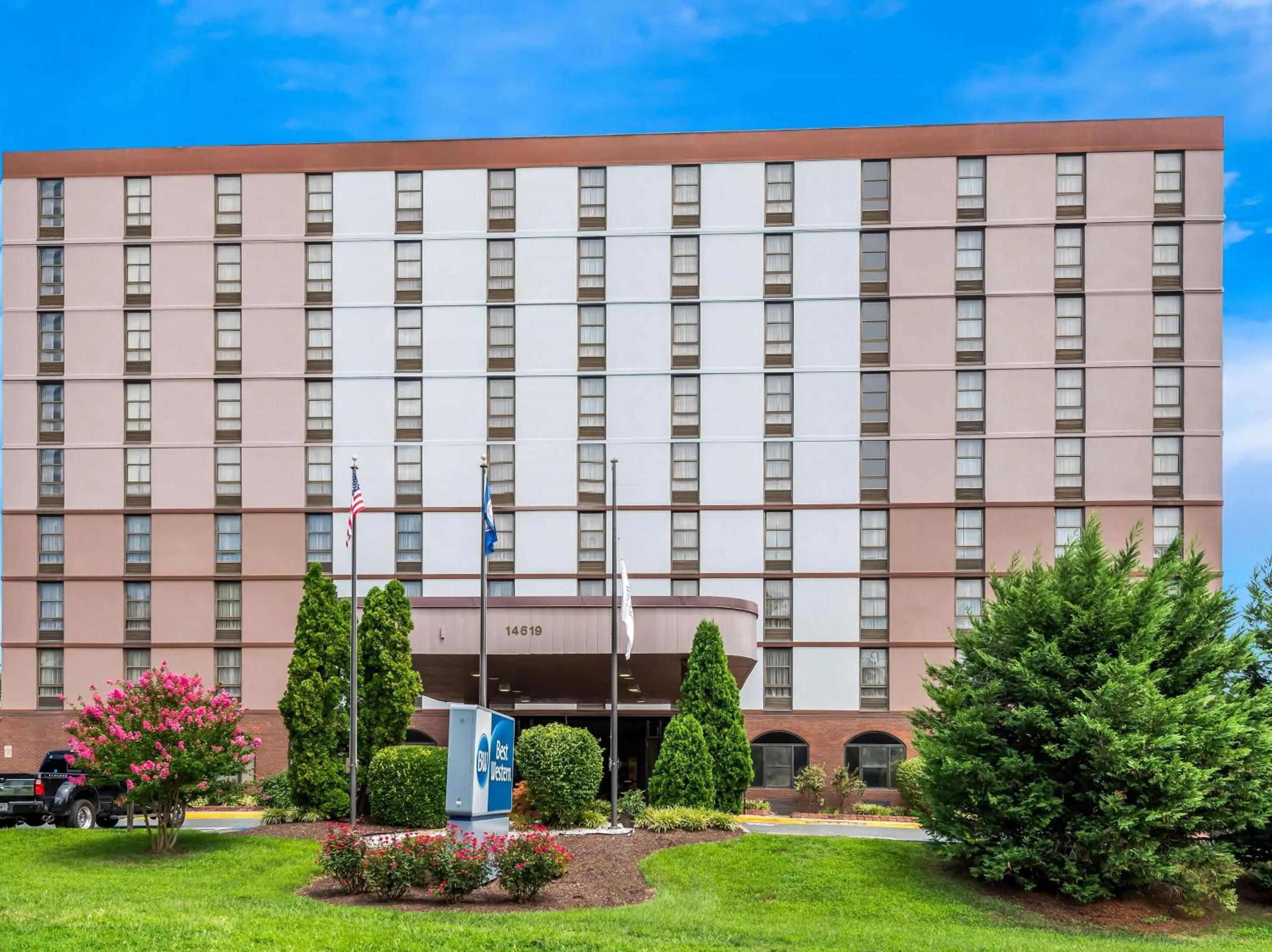 Property building in Best Western Potomac Mills