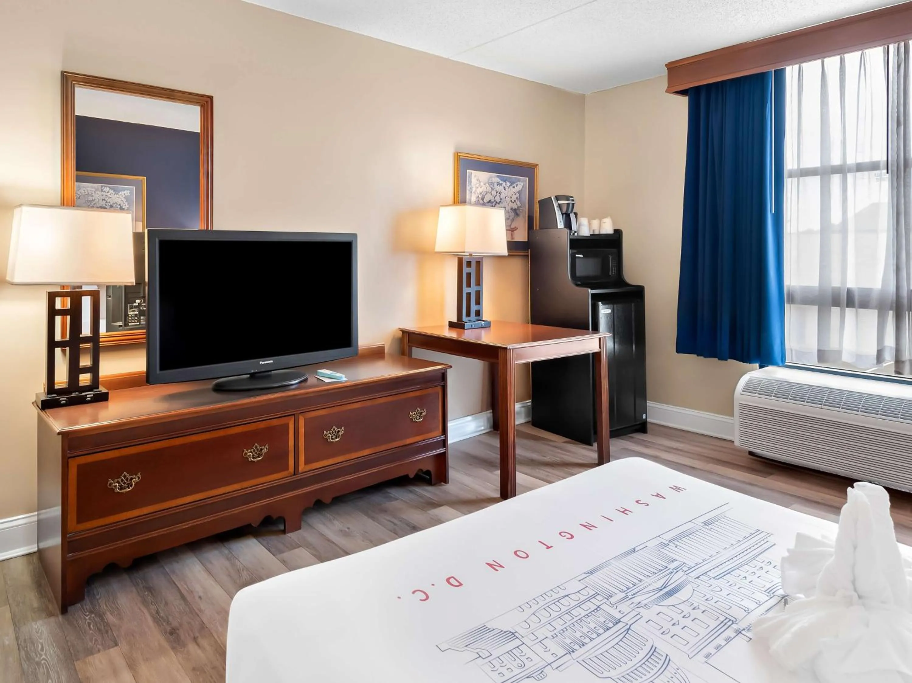 Bedroom, Bed in Best Western Potomac Mills