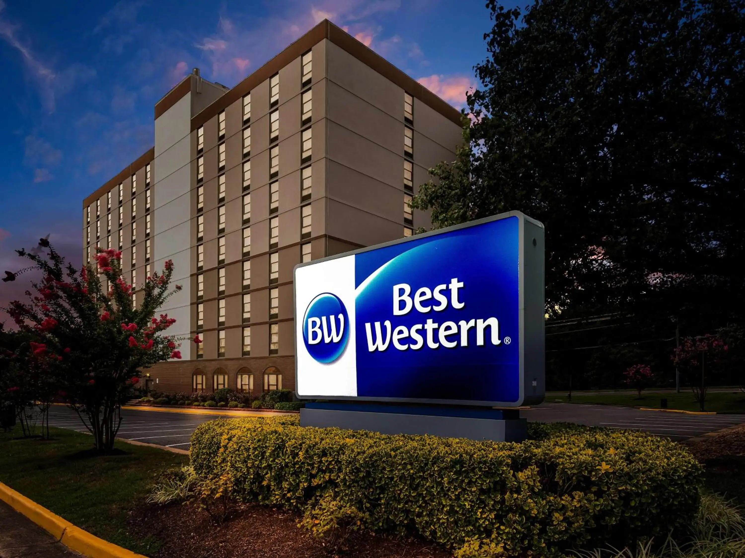 Property building in Best Western Potomac Mills Property building in Best Western Potomac Mills