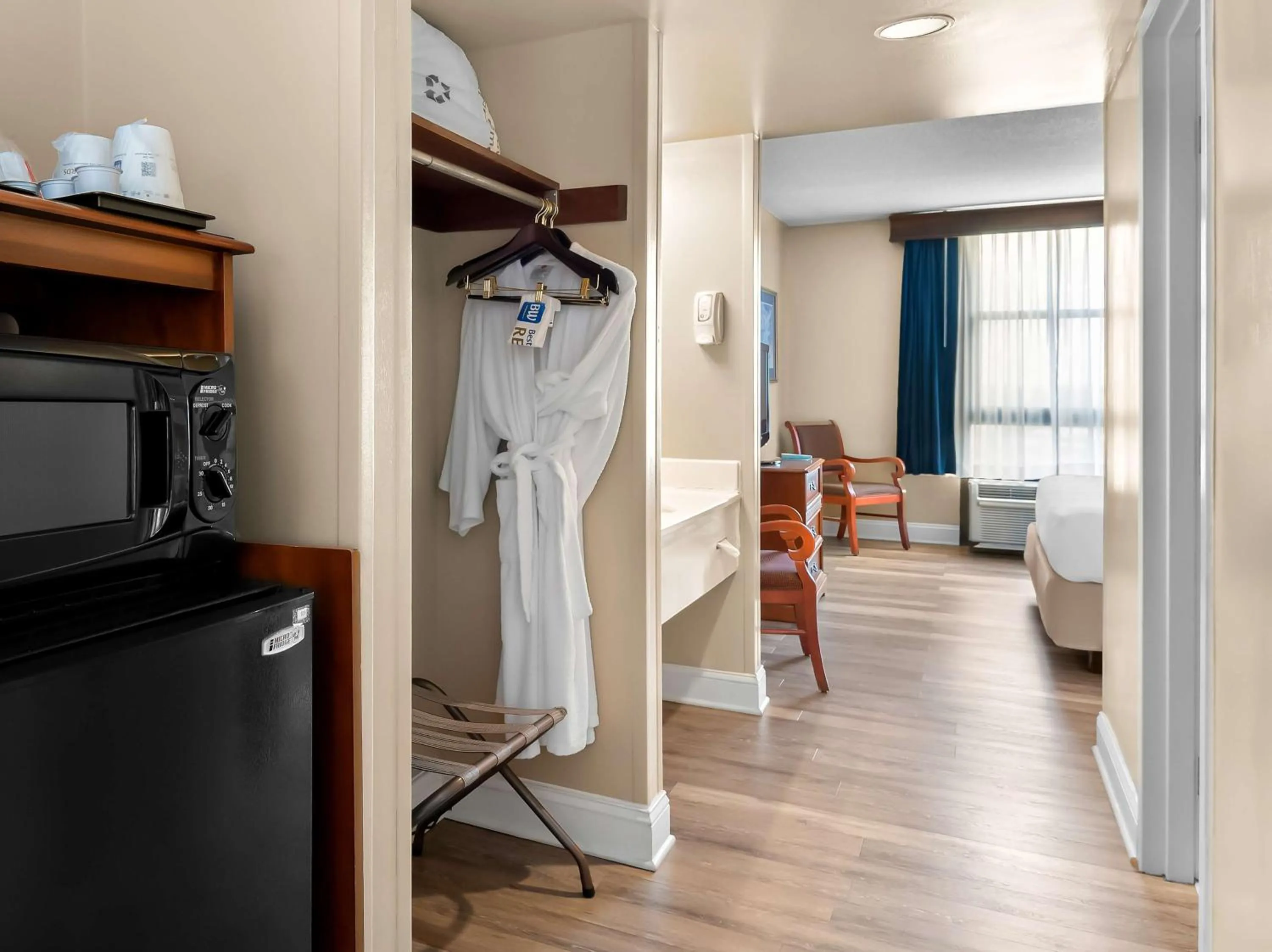 Bedroom in Best Western Potomac Mills