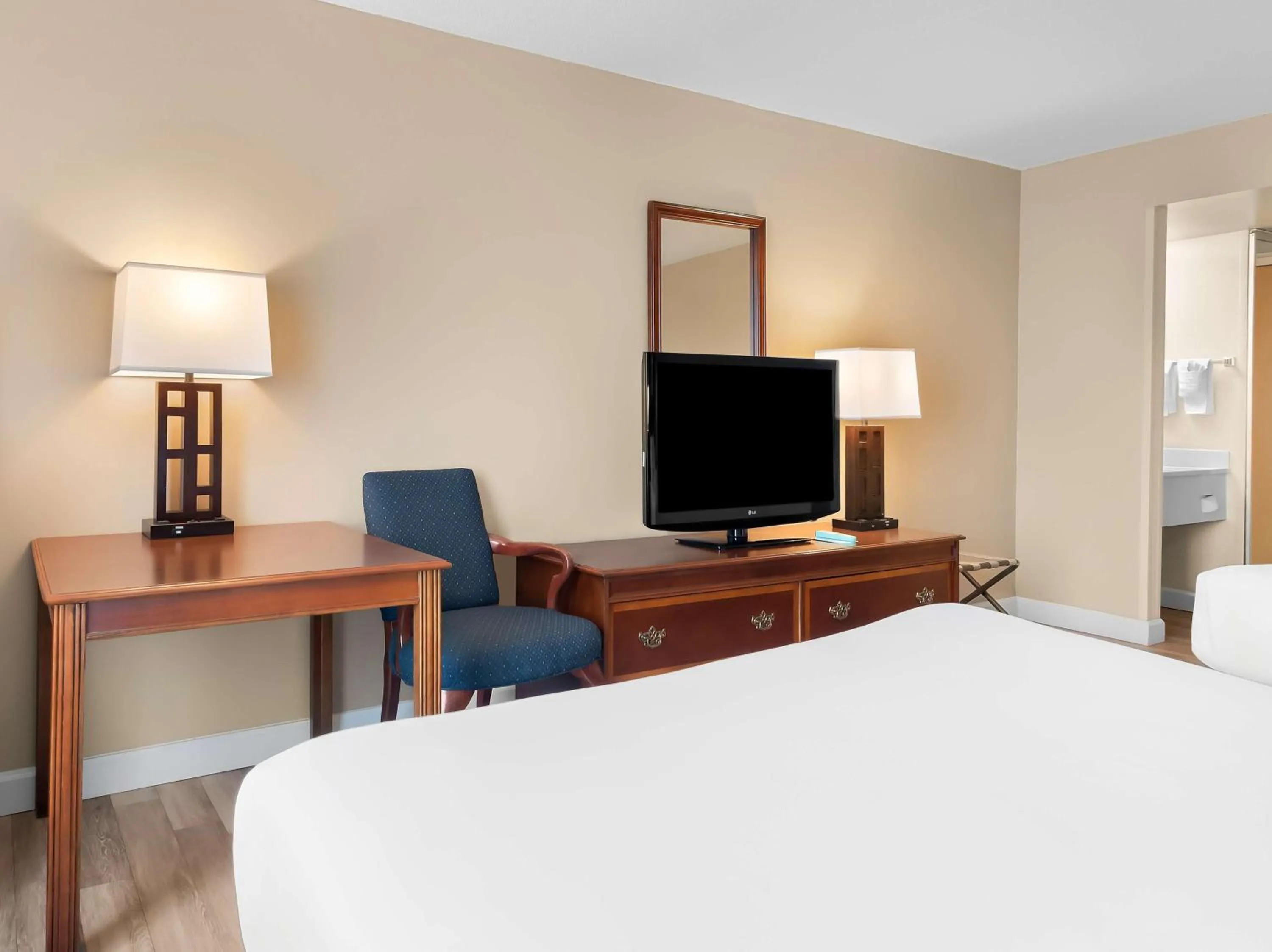 Bedroom, Bed in Best Western Potomac Mills