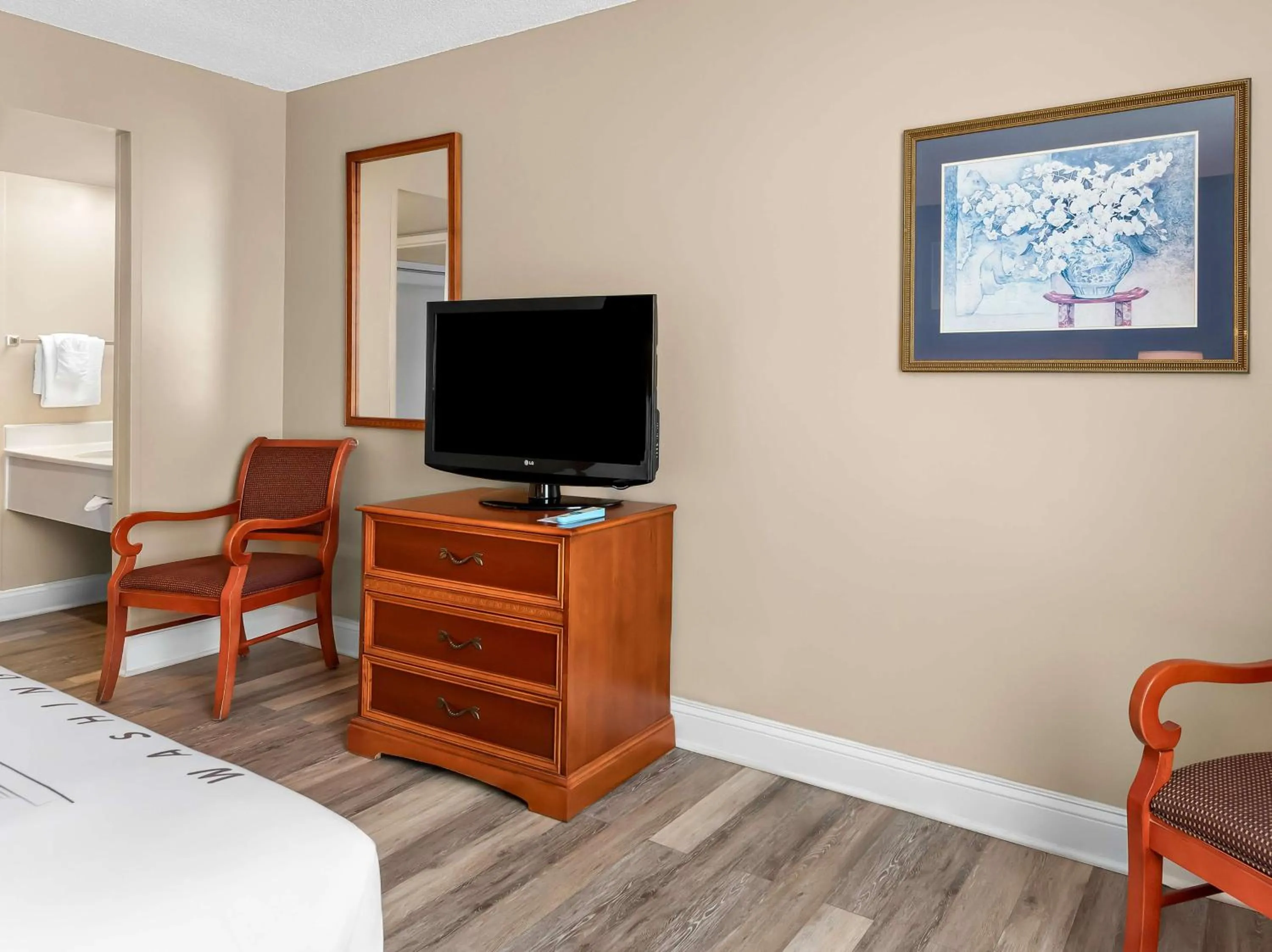 Bedroom in Best Western Potomac Mills