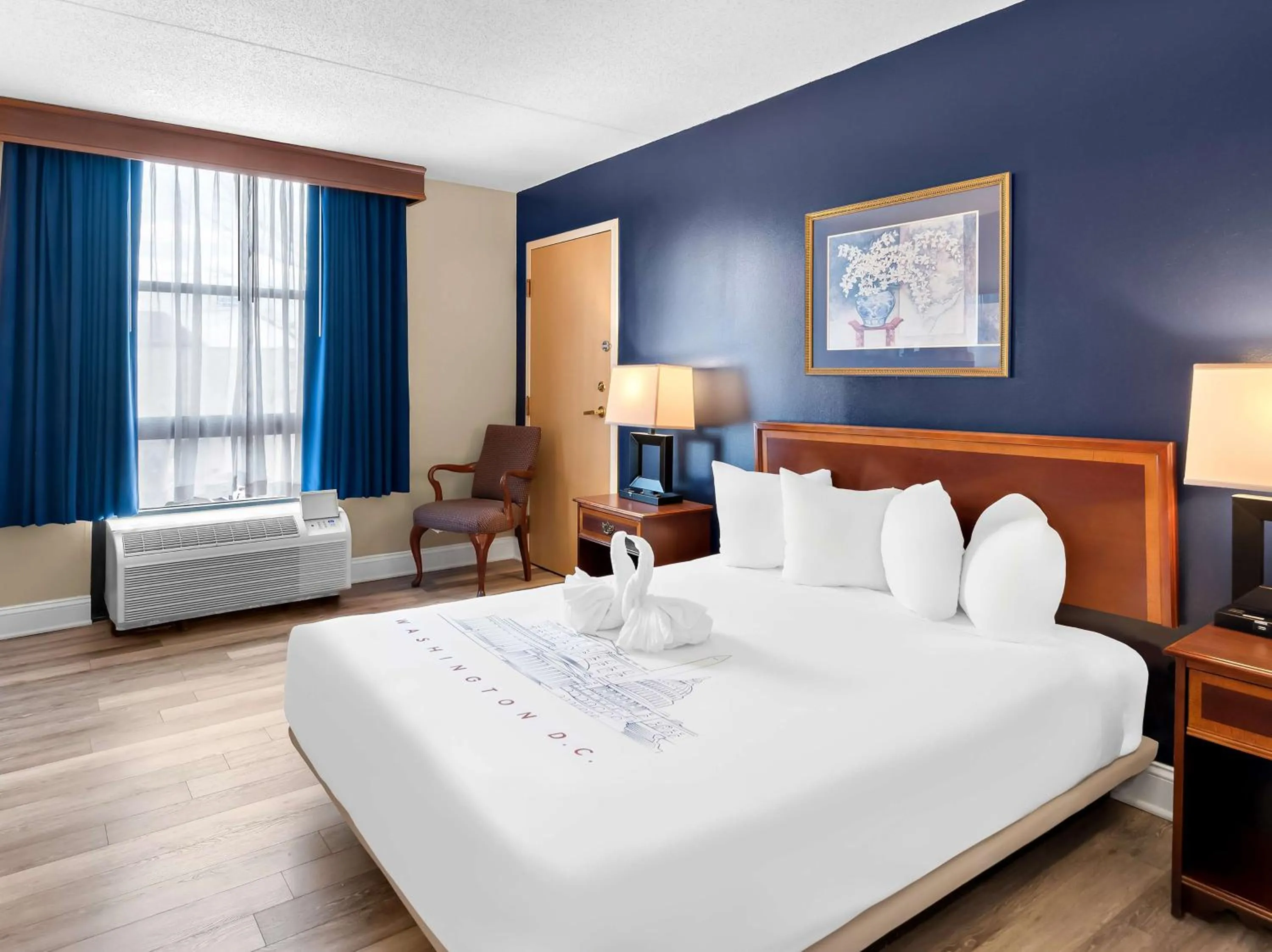 Bedroom, Bed in Best Western Potomac Mills