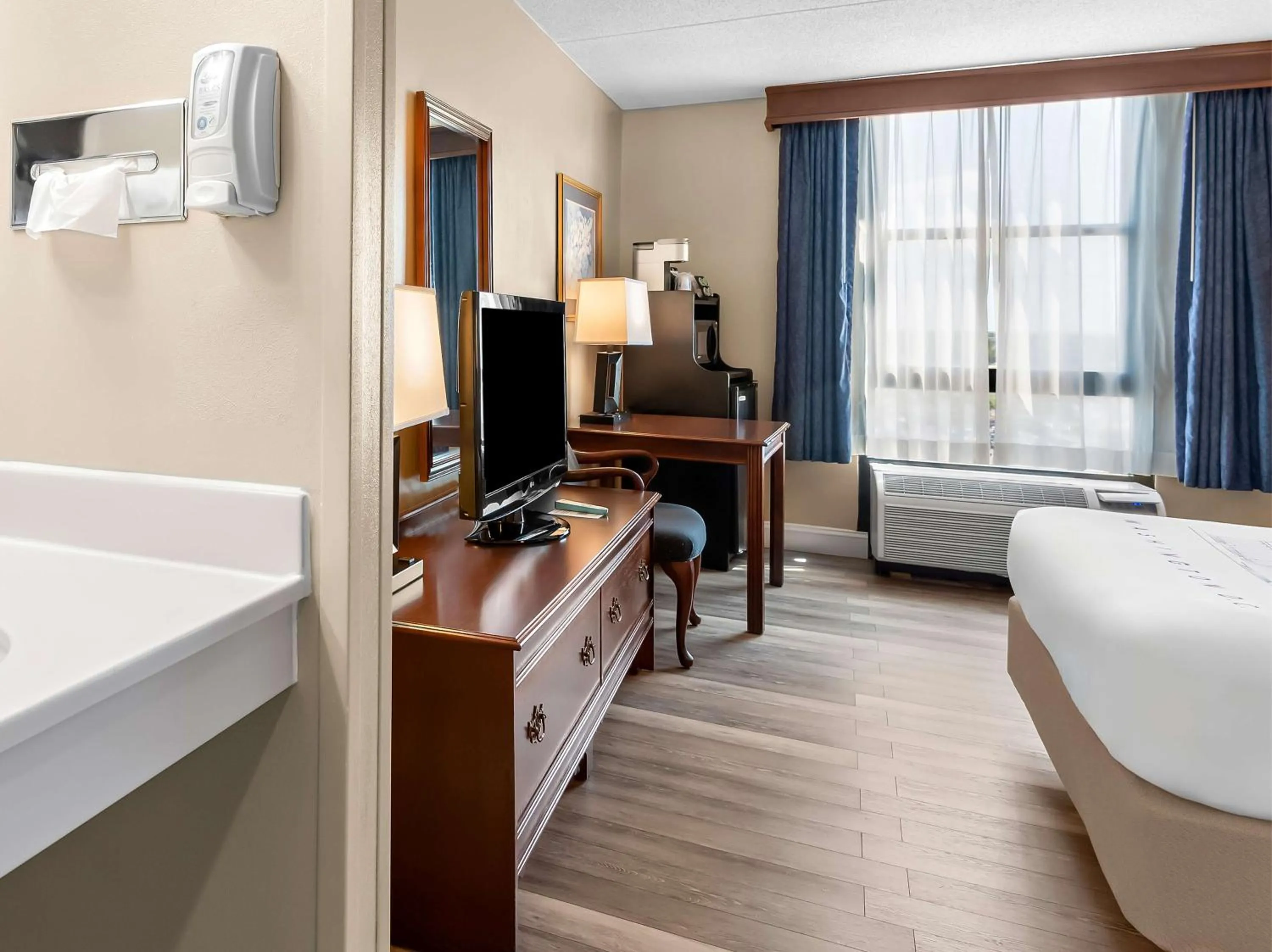 Bedroom, Bed in Best Western Potomac Mills